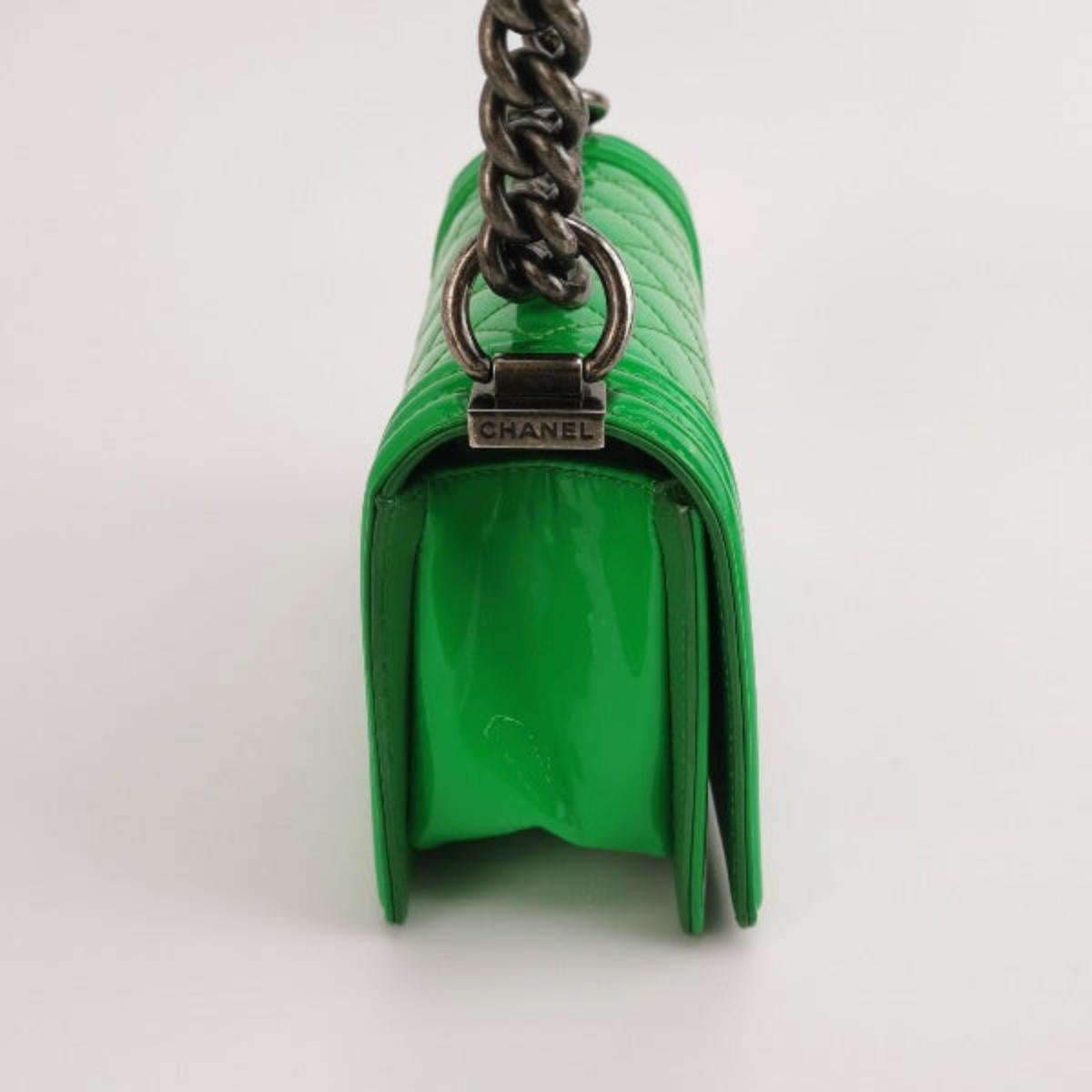 Chanel Le Boy 2016 Small Green Patent Leather Bag In Good Condition In AUBERVILLIERS, FR