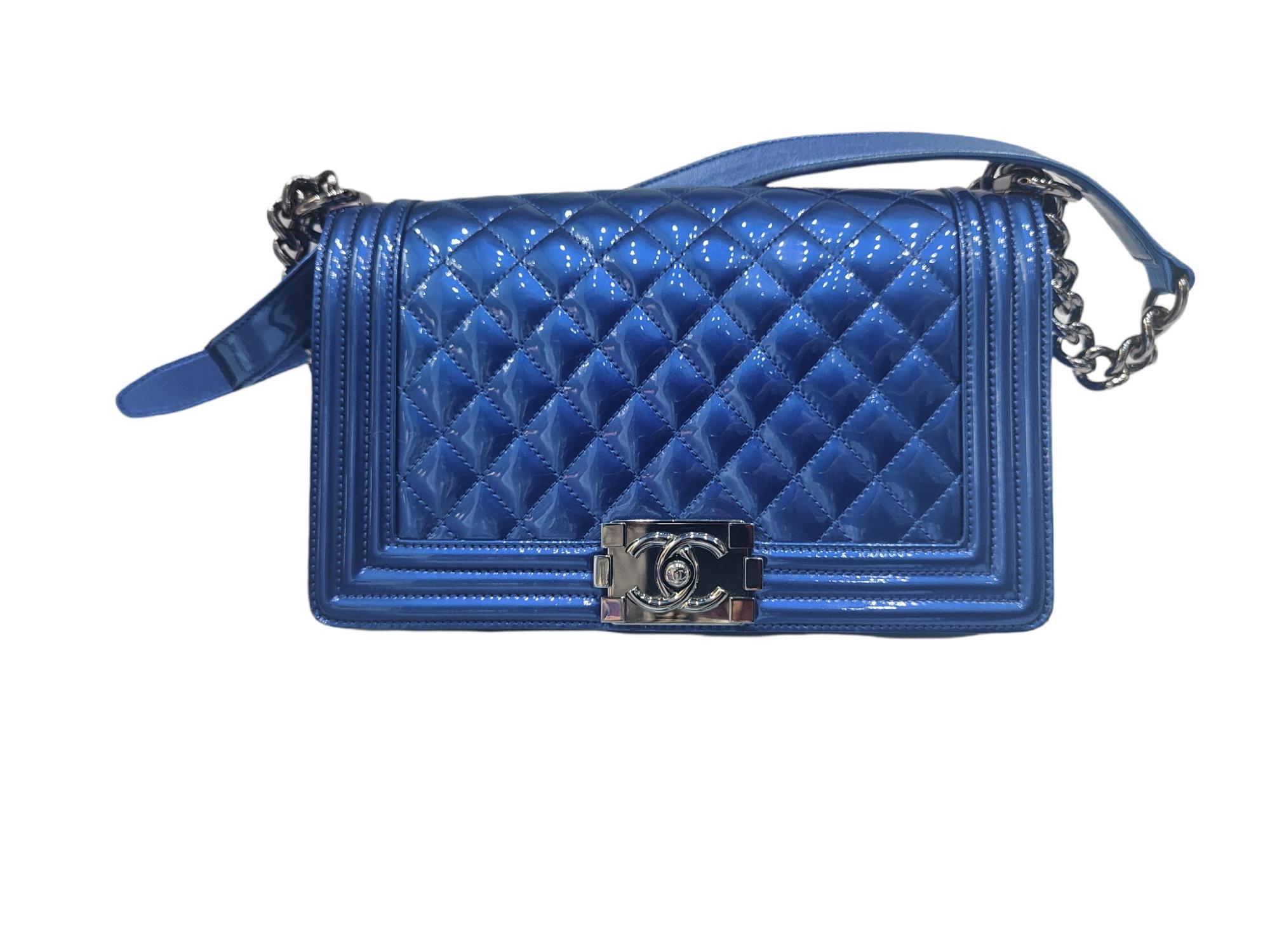 Chanel Le Boy blue patent leather shoulder bag In Good Condition In Capri, IT
