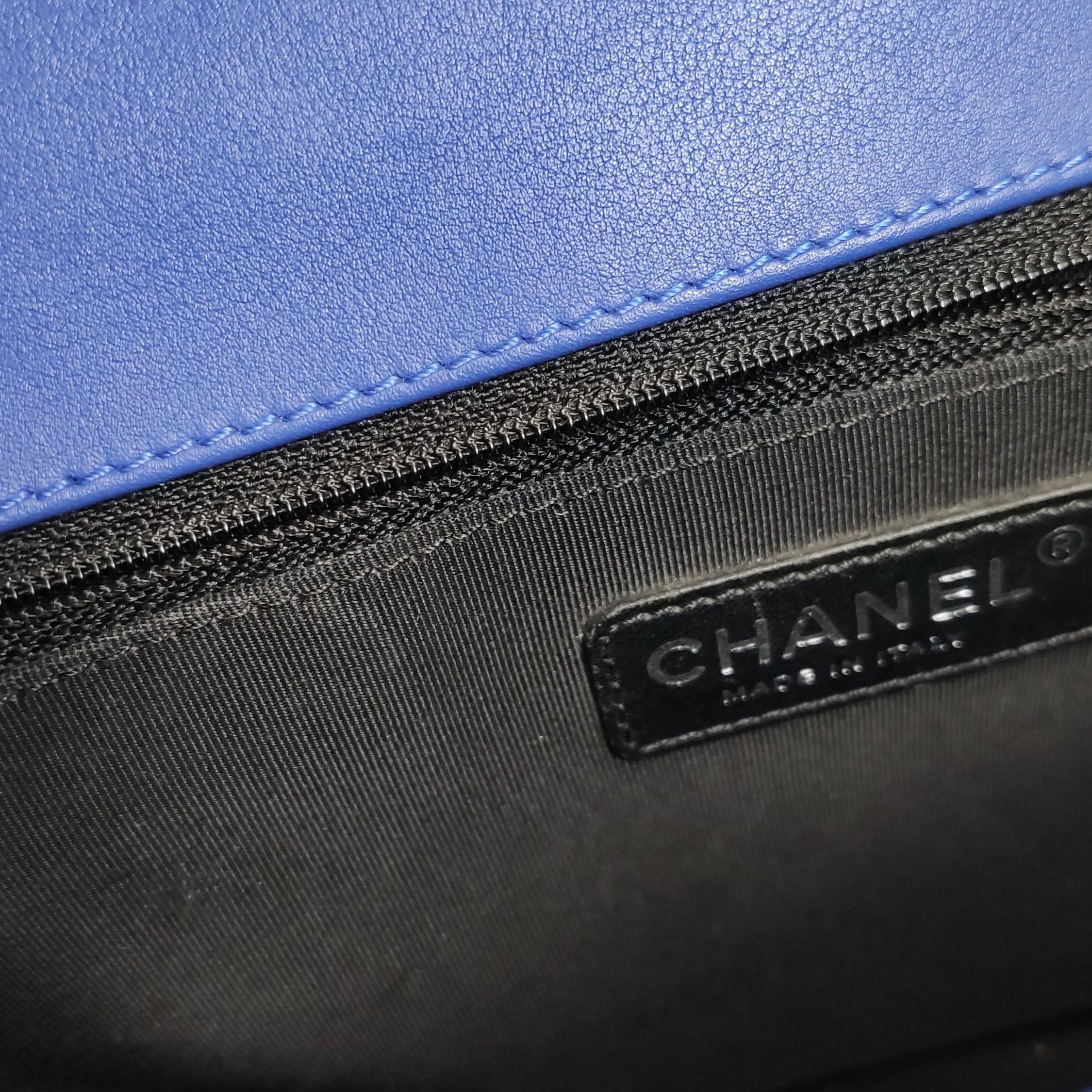 Chanel Le Boy Large Royal Blue Patent Leather Silver Hardware 2014-2015 en vente 5