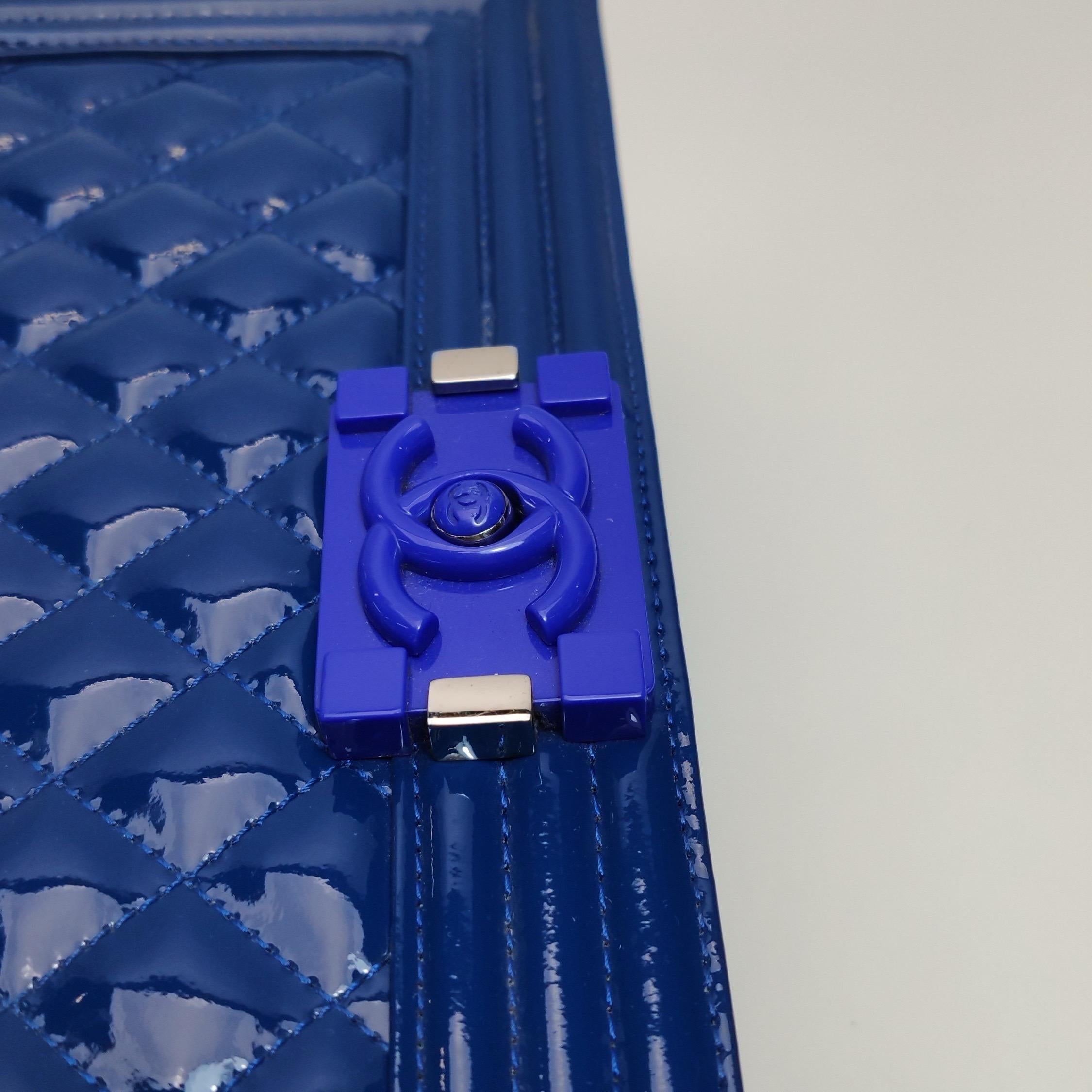 Chanel Le Boy Large Royal Blue Patent Leather Silver Hardware 2014-2015 en vente 8