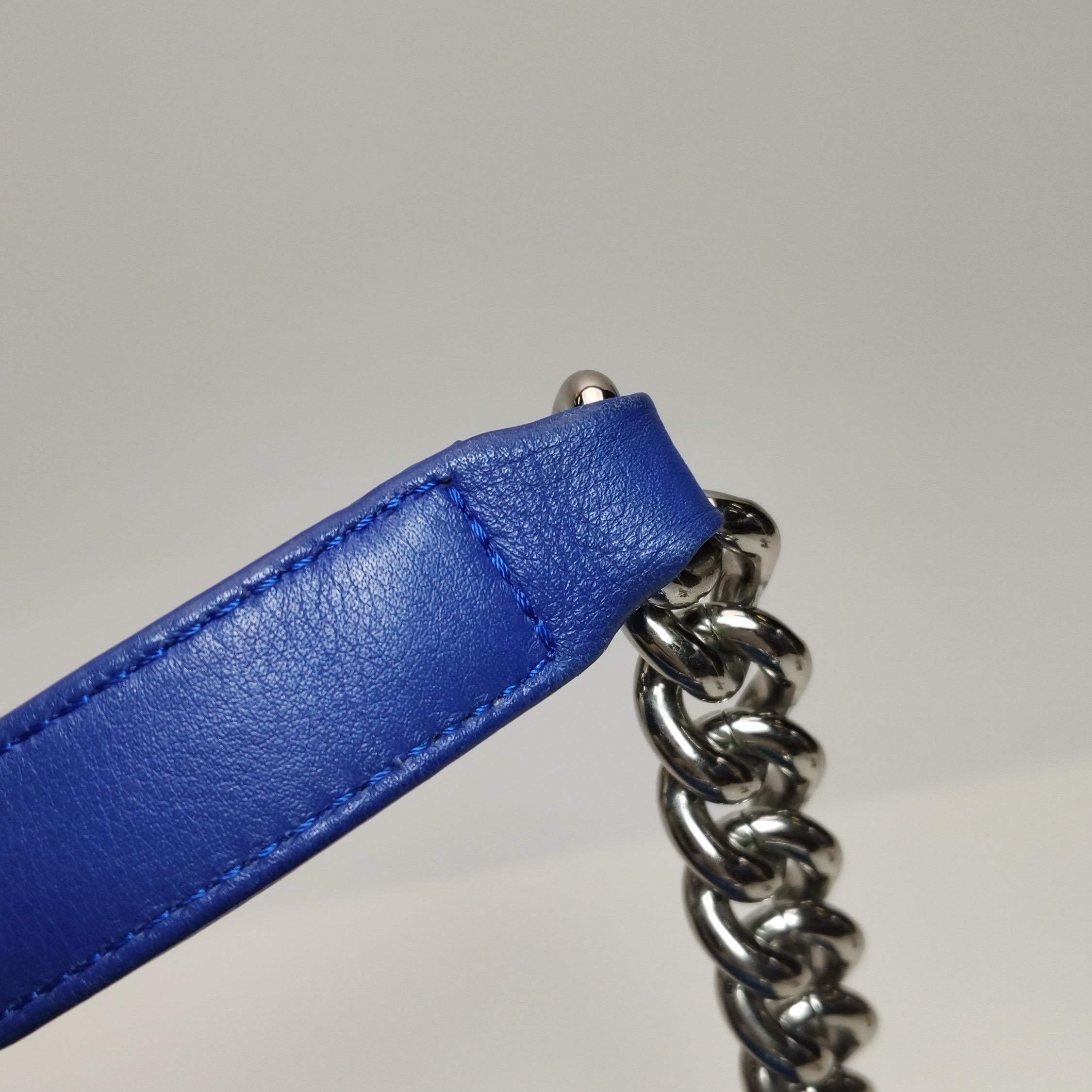 Chanel Le Boy Large Royal Blue Patent Leather Silver Hardware 2014-2015 en vente 4