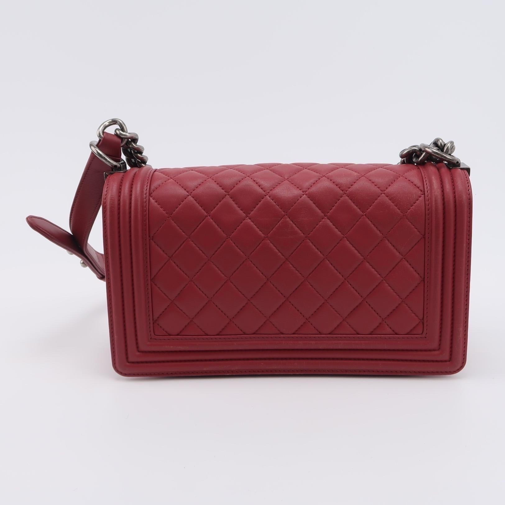Chanel Le Boy Medium Bag Burgundy Lambskin Leather Silver Antiqued Hardware In Good Condition In AUBERVILLIERS, FR