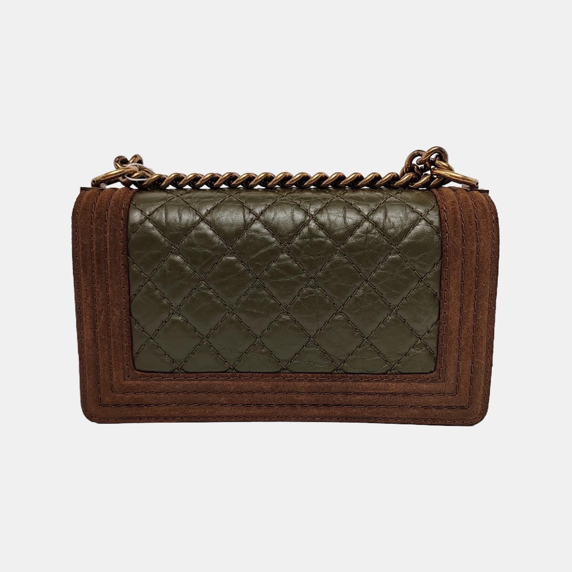 Chanel Le Boy Bolso Mediano Verde Oscuro Piel de Becerro Marrón Ante Herrajes Dorados en Nuevo Estado en AUBERVILLIERS, FR
