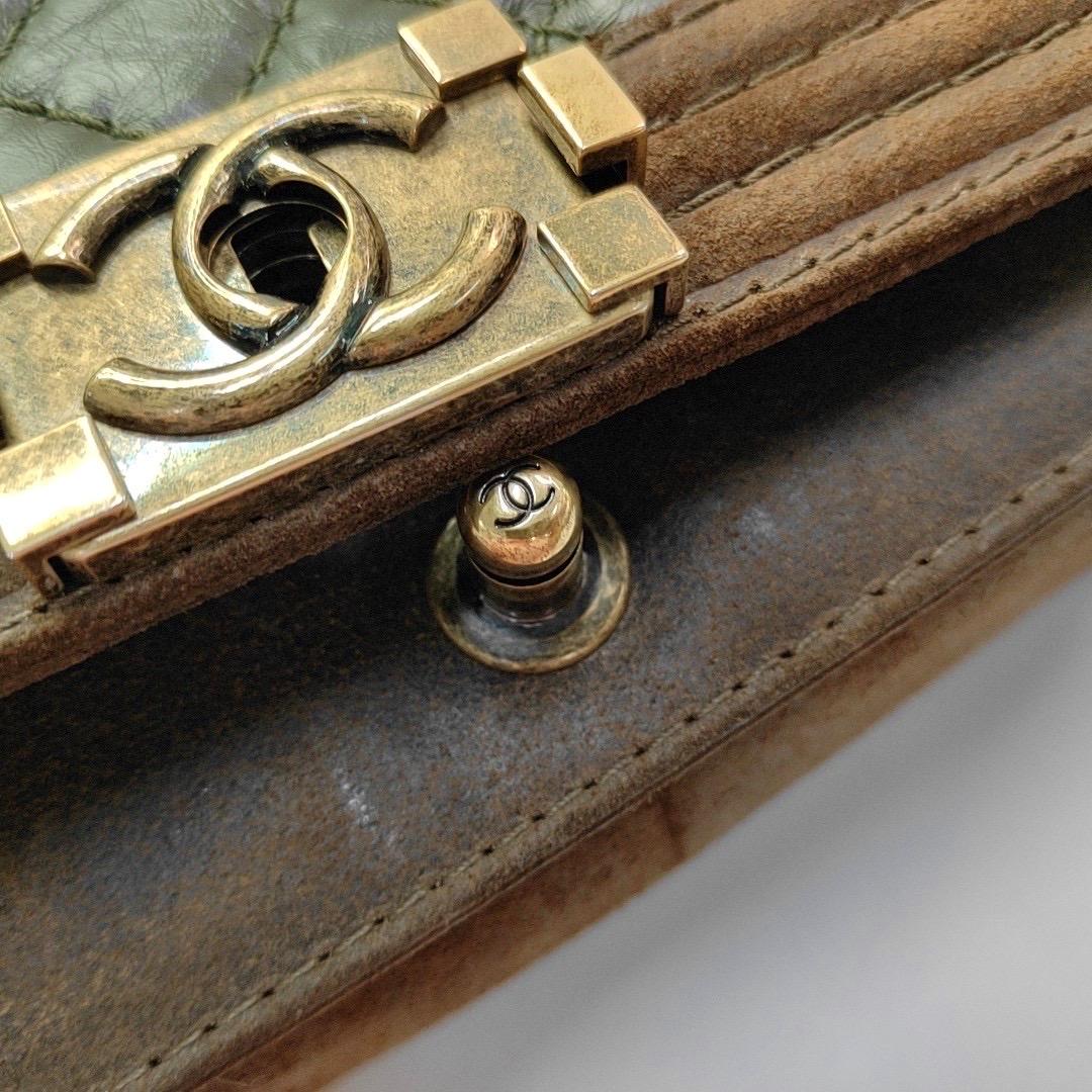 Chanel Le Boy Bolso Mediano Verde Oscuro Piel de Becerro Marrón Ante Herrajes Dorados 2