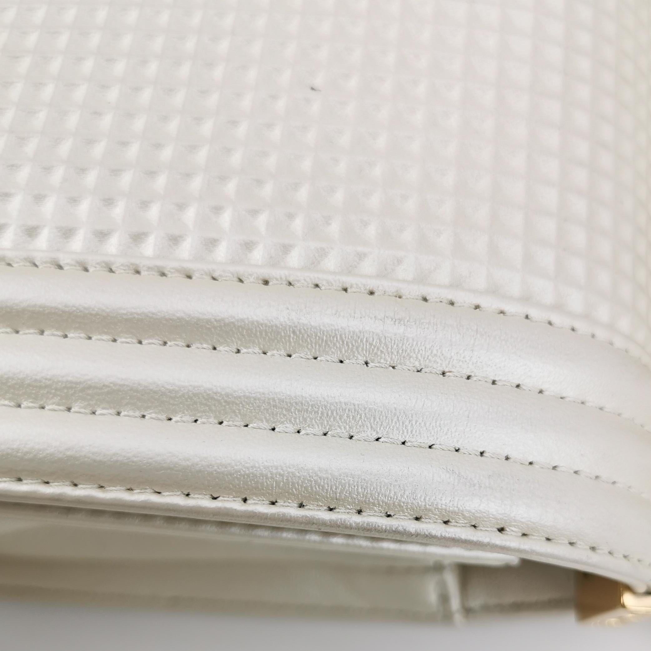 Chanel Le Boy Medium Weiß Perlmutt Waffel Lammfell Leder Rot Schloss 2013201 im Angebot 10