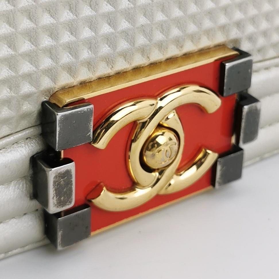 Chanel Le Boy Medium Weiß Perlmutt Waffel Lammfell Leder Rot Schloss 2013201 (Beige) im Angebot