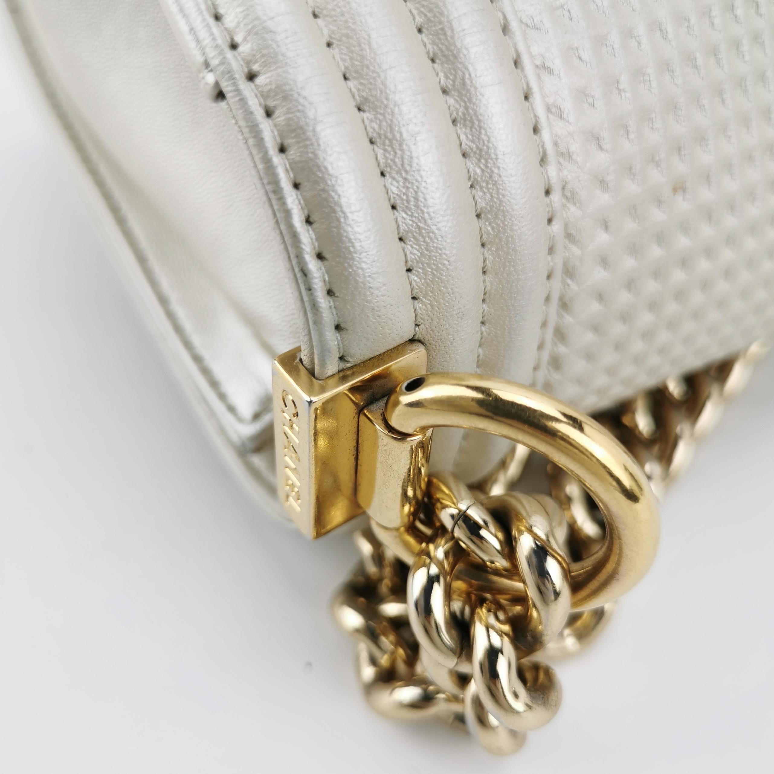 Chanel Le Boy Medium Weiß Perlmutt Waffel Lammfell Leder Rot Schloss 2013201 im Angebot 3
