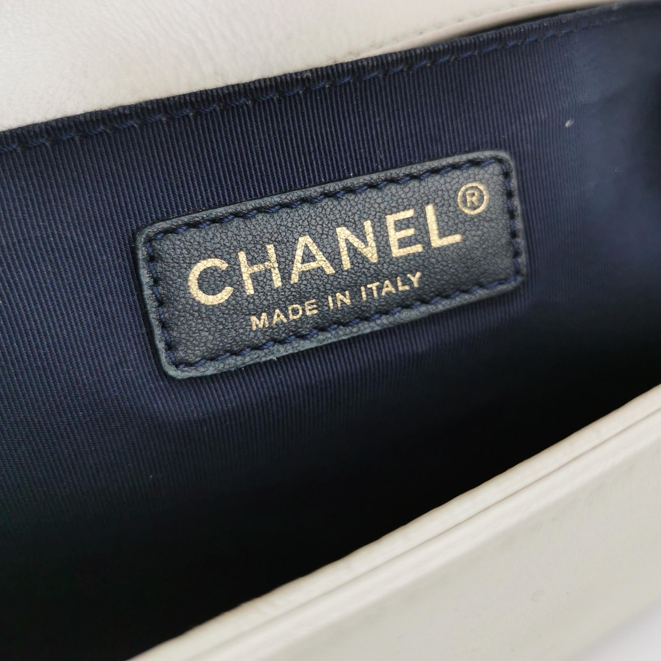 Chanel Le Boy Medium Weiß Perlmutt Waffel Lammfell Leder Rot Schloss 2013201 im Angebot 4