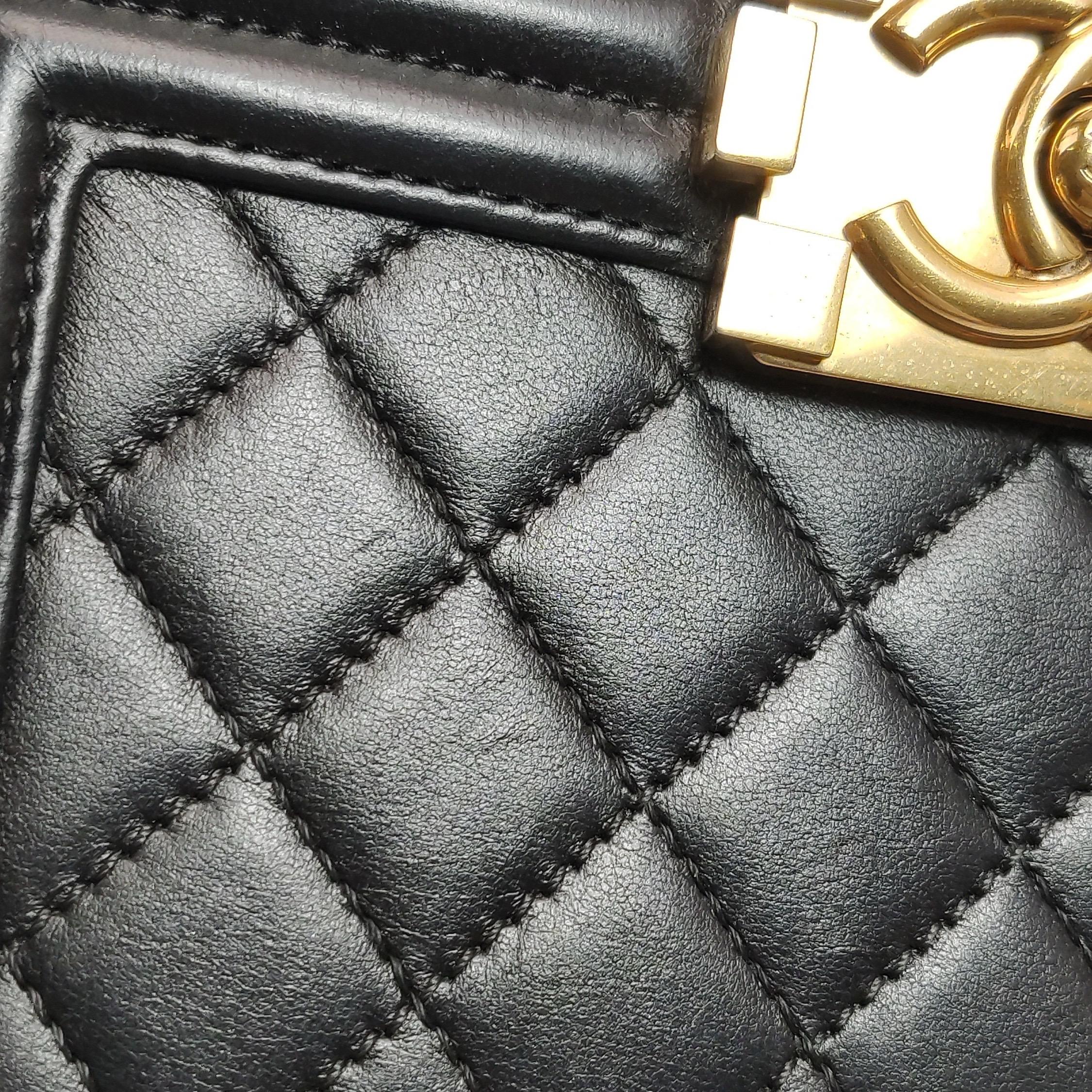 Chanel Le Boy Small in pelle di agnello nera con finiture in oro anticato in vendita 9