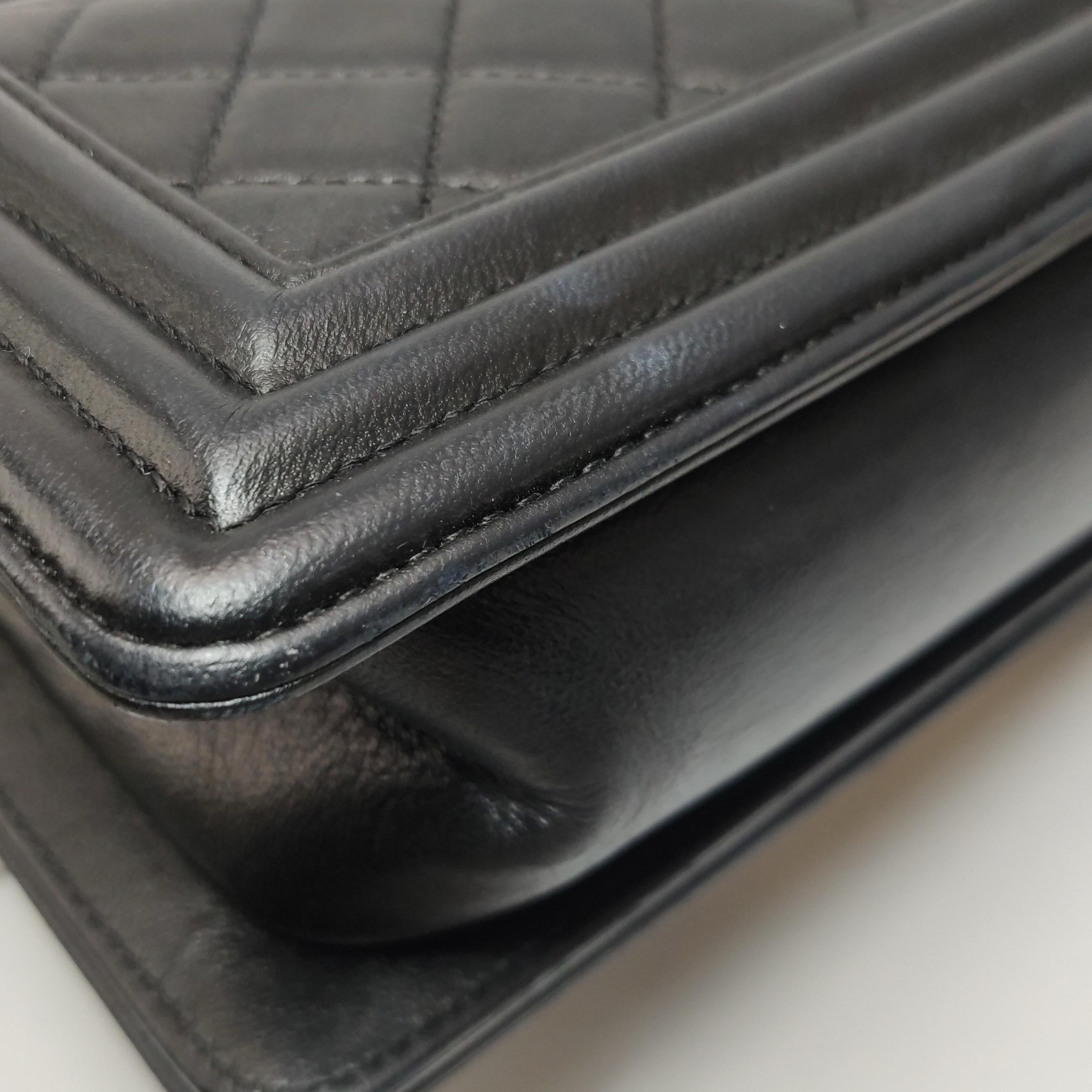 Chanel Le Boy Small in pelle di agnello nera con finiture in oro anticato in vendita 11