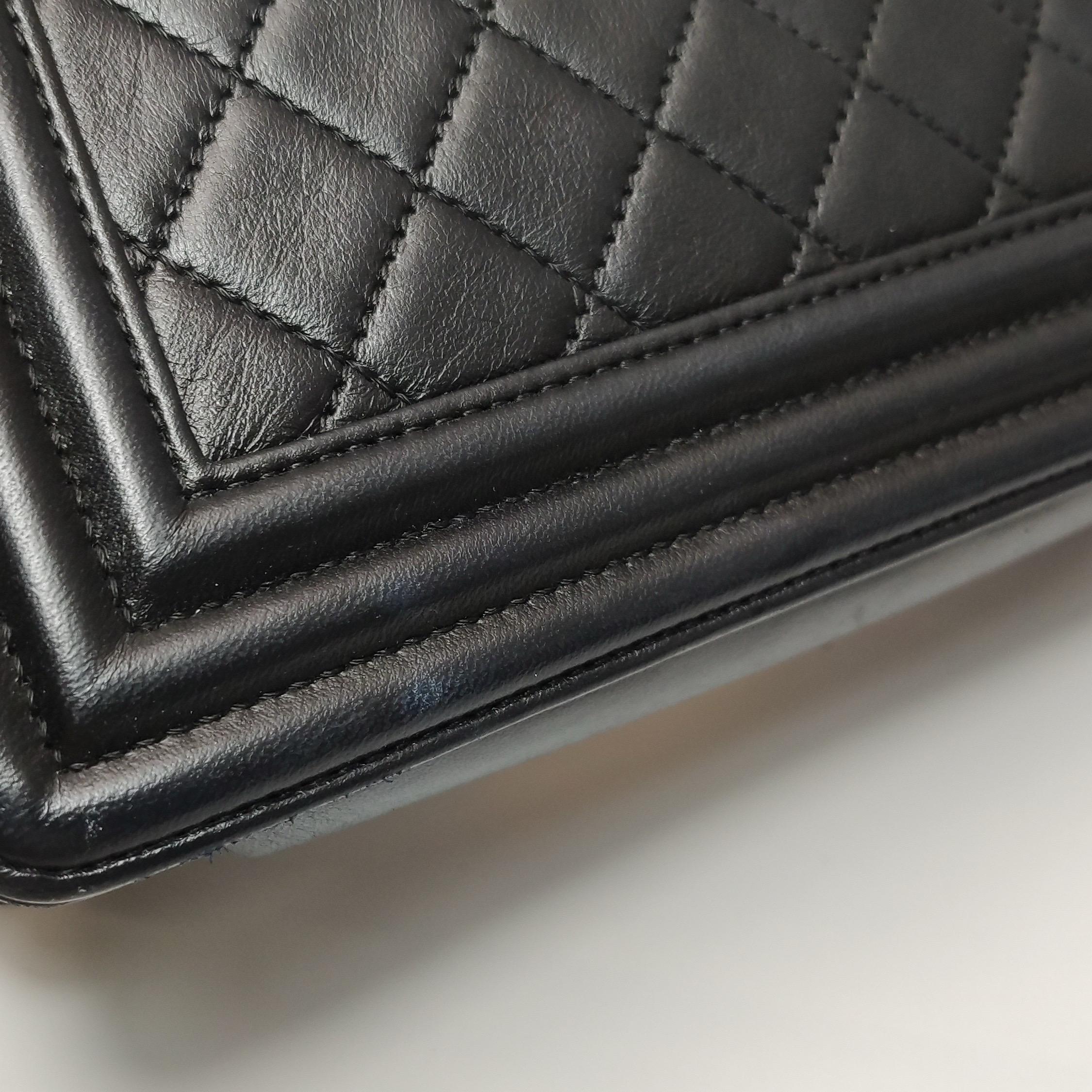 Chanel Le Boy Small in pelle di agnello nera con finiture in oro anticato in vendita 12