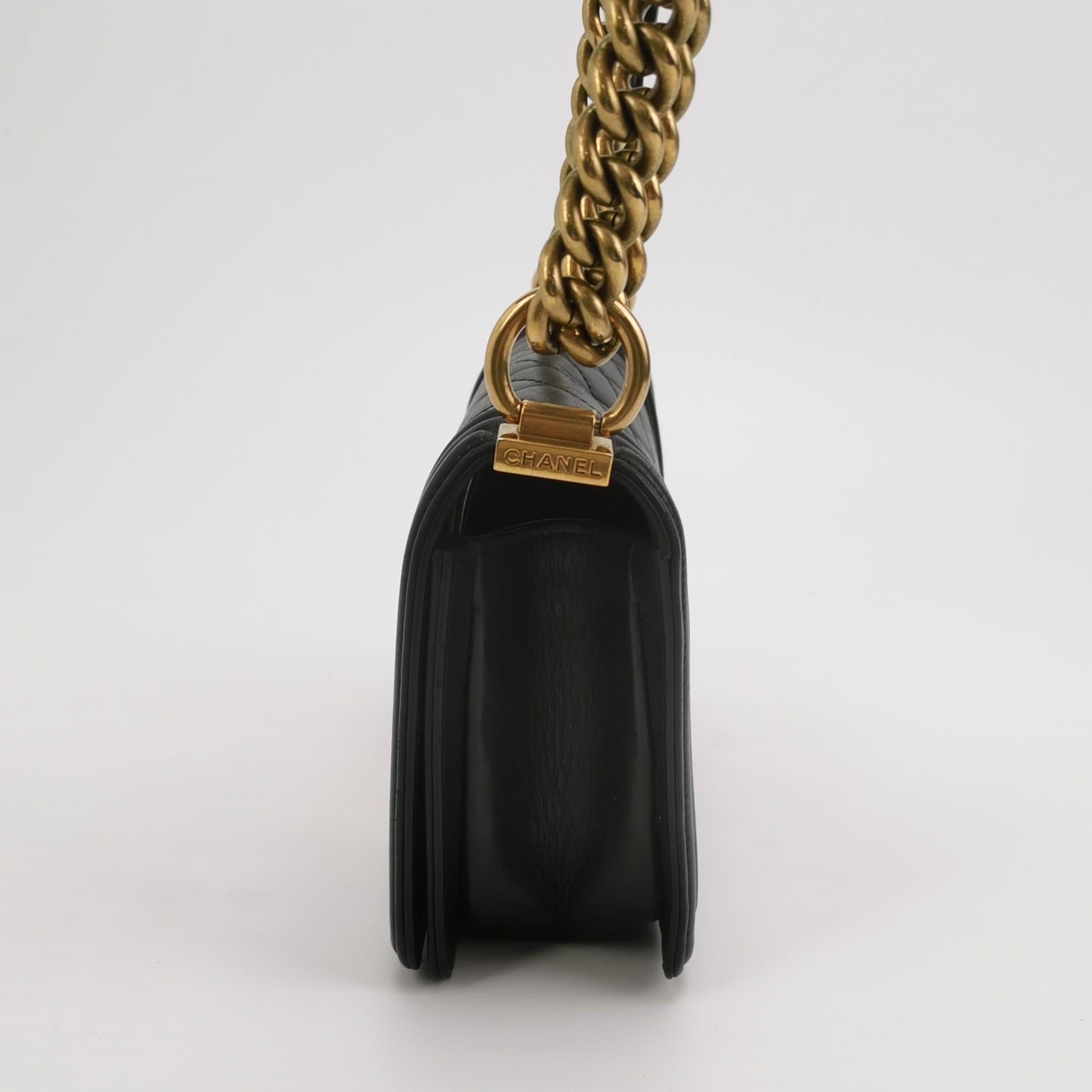 Nero Chanel Le Boy Small in pelle di agnello nera con finiture in oro anticato in vendita