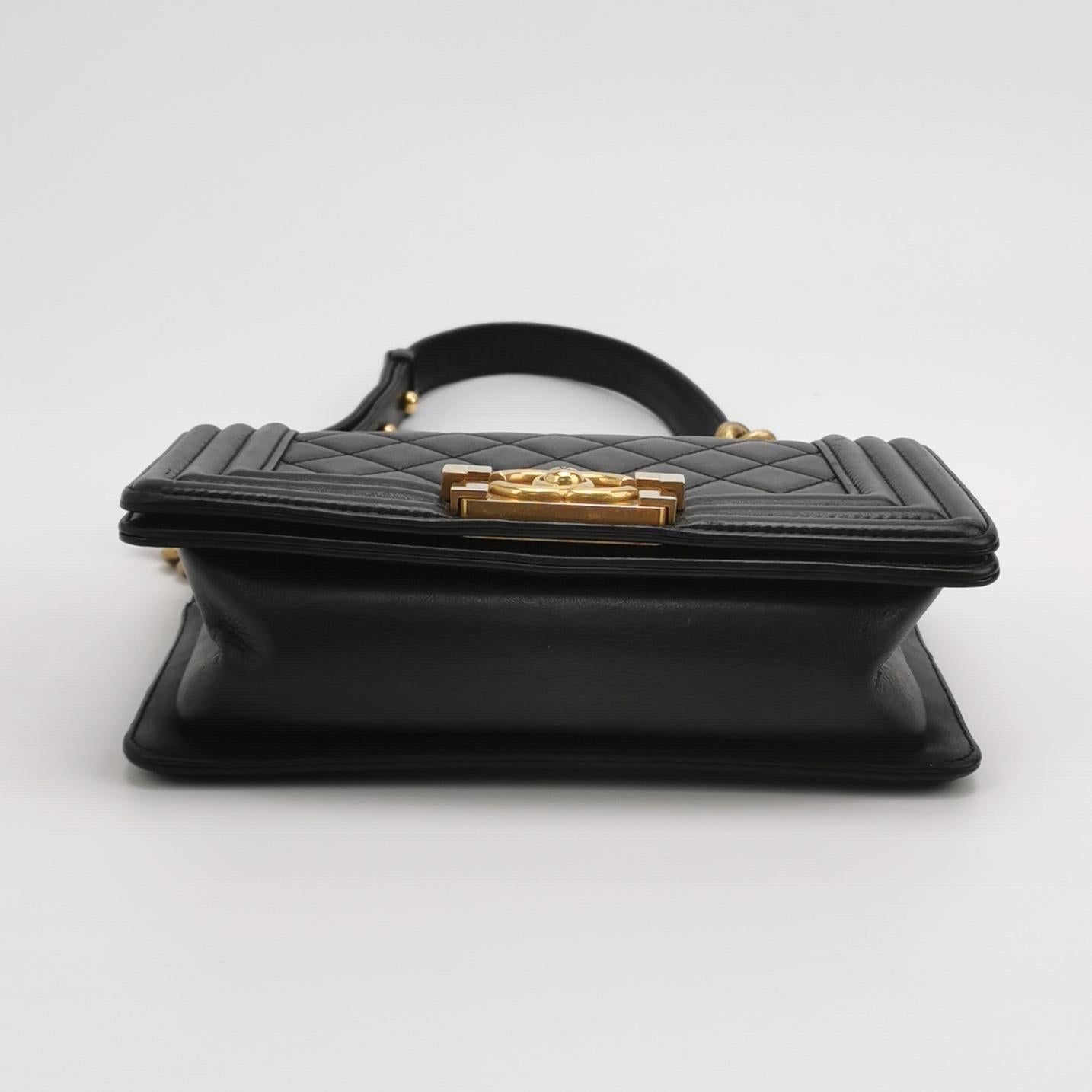 Chanel Le Boy Small in pelle di agnello nera con finiture in oro anticato in vendita 1