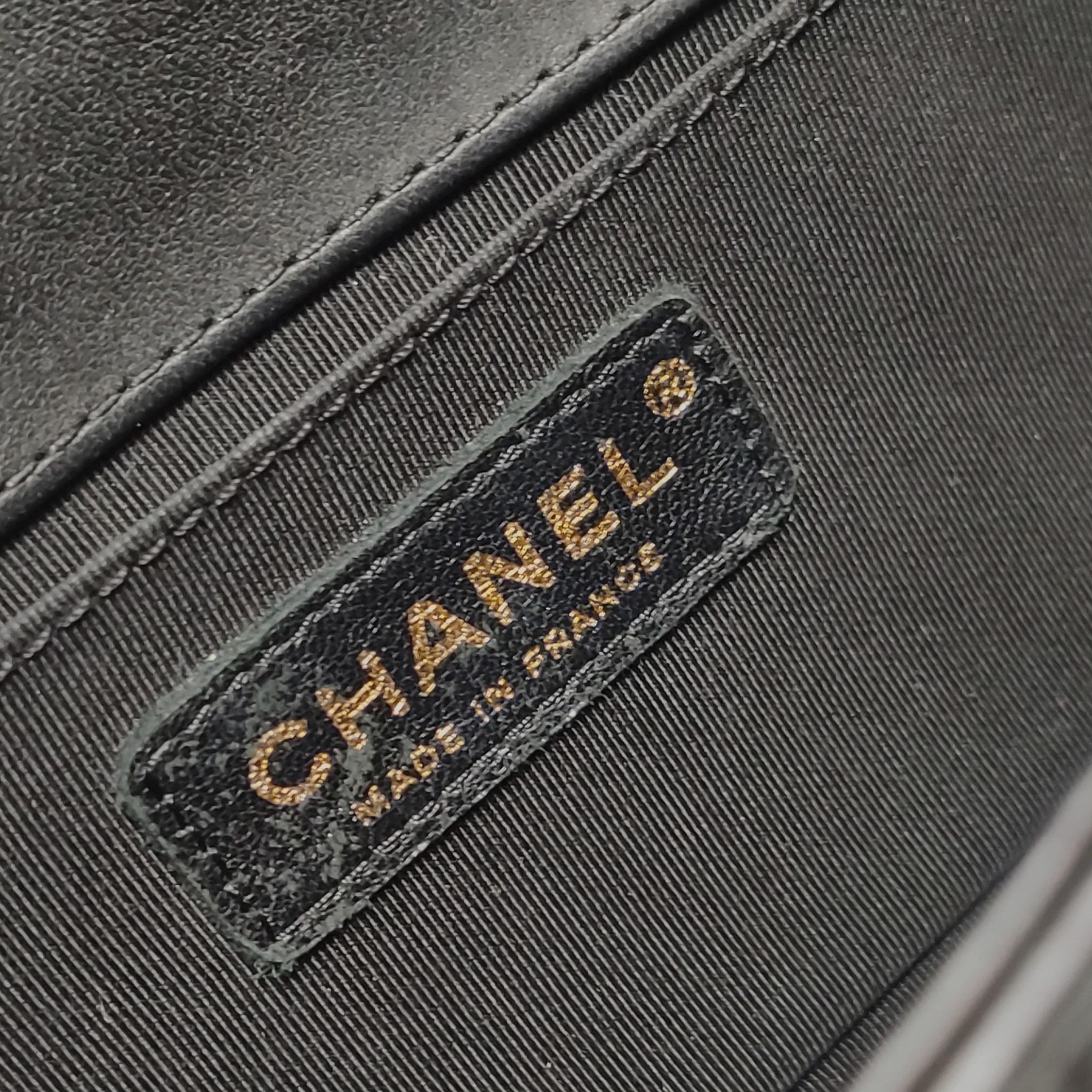 Chanel Le Boy Small in pelle di agnello nera con finiture in oro anticato in vendita 2