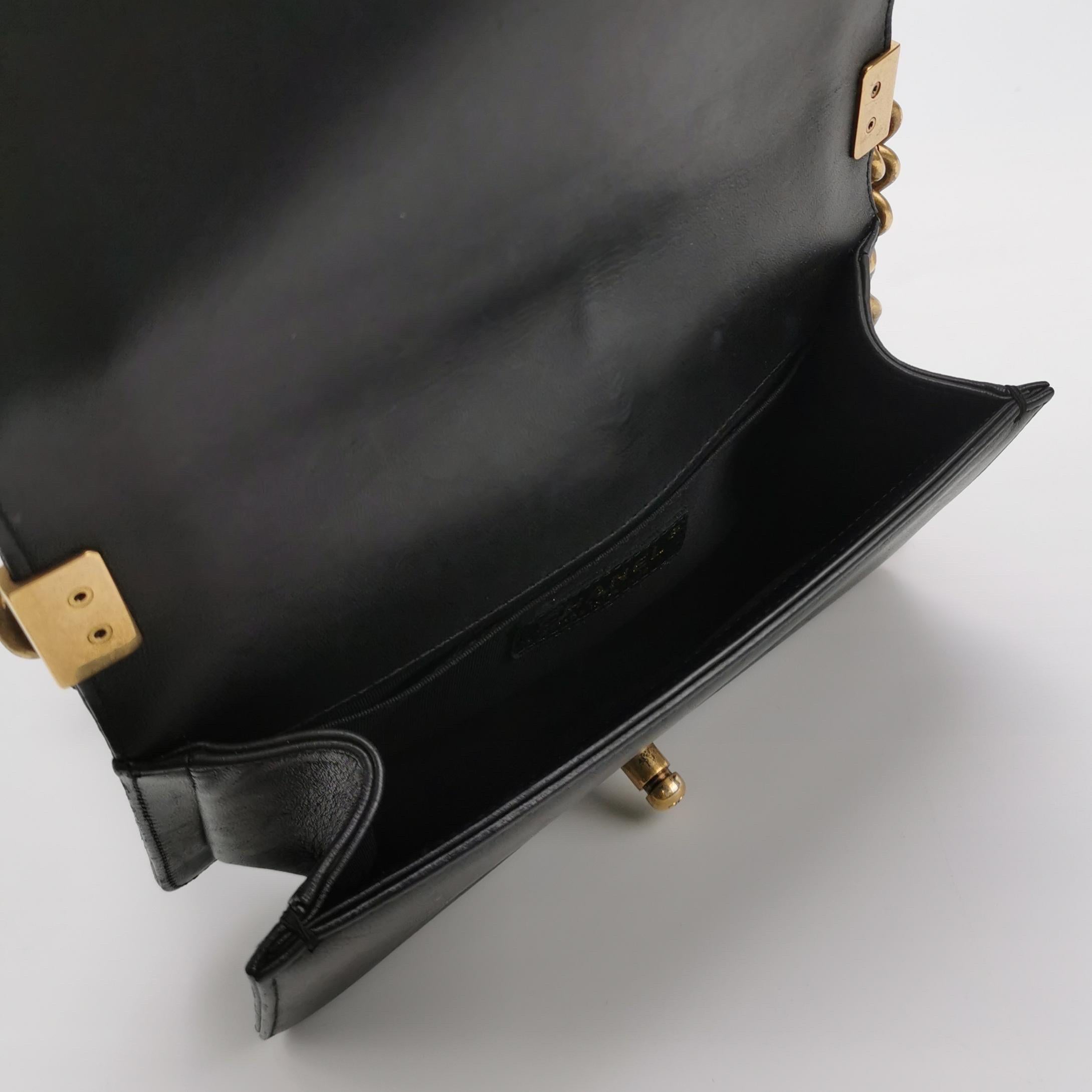 Chanel Le Boy Small in pelle di agnello nera con finiture in oro anticato in vendita 3
