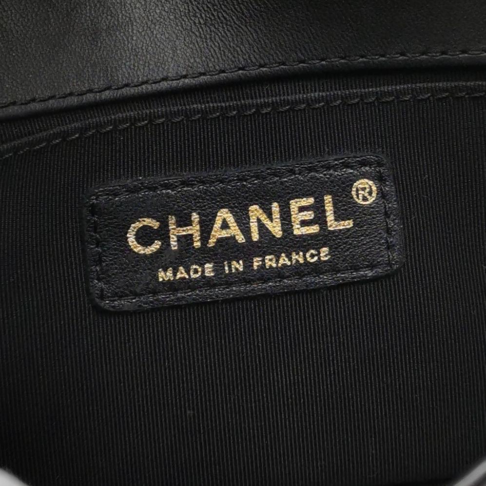 Chanel Le Boy Small in pelle di agnello nera con finiture in oro anticato in vendita 4