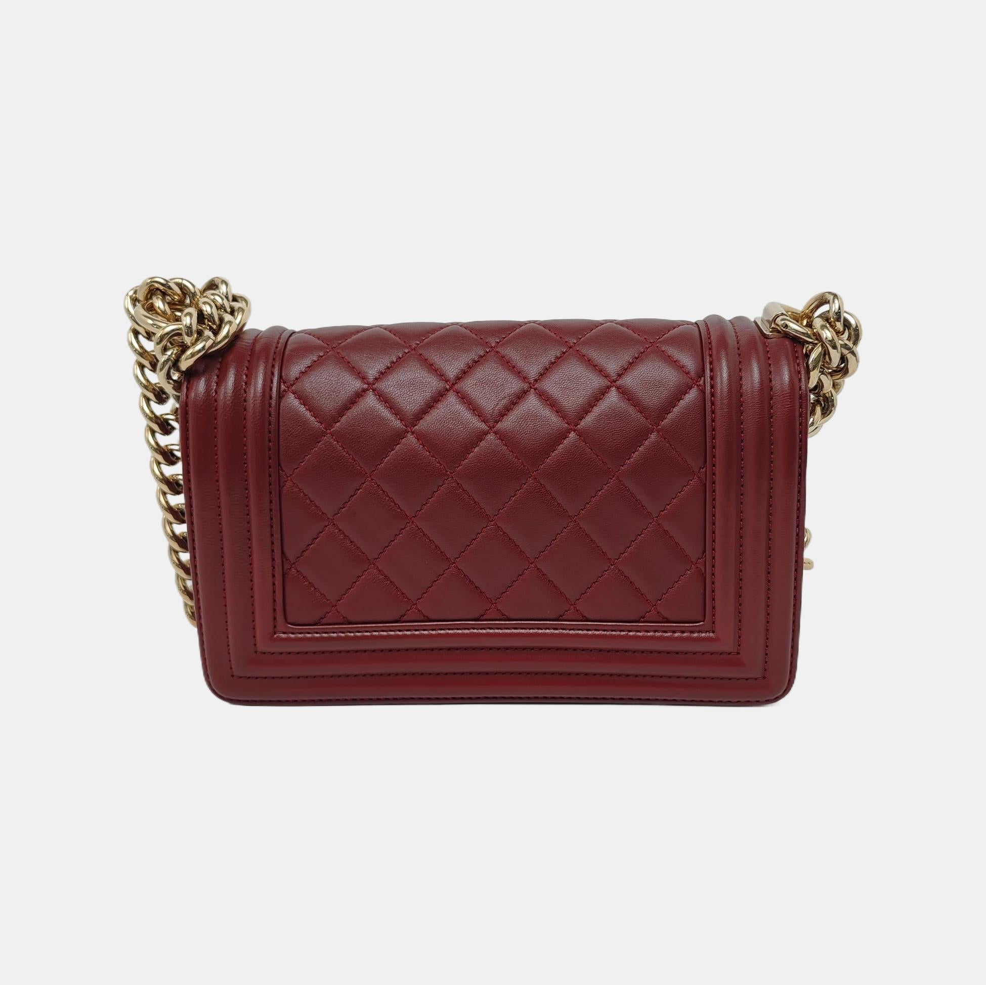 Chanel Le Boy Small Burgundy Lambskin Leather Antiqued Gold Hardware In Excellent Condition In AUBERVILLIERS, FR
