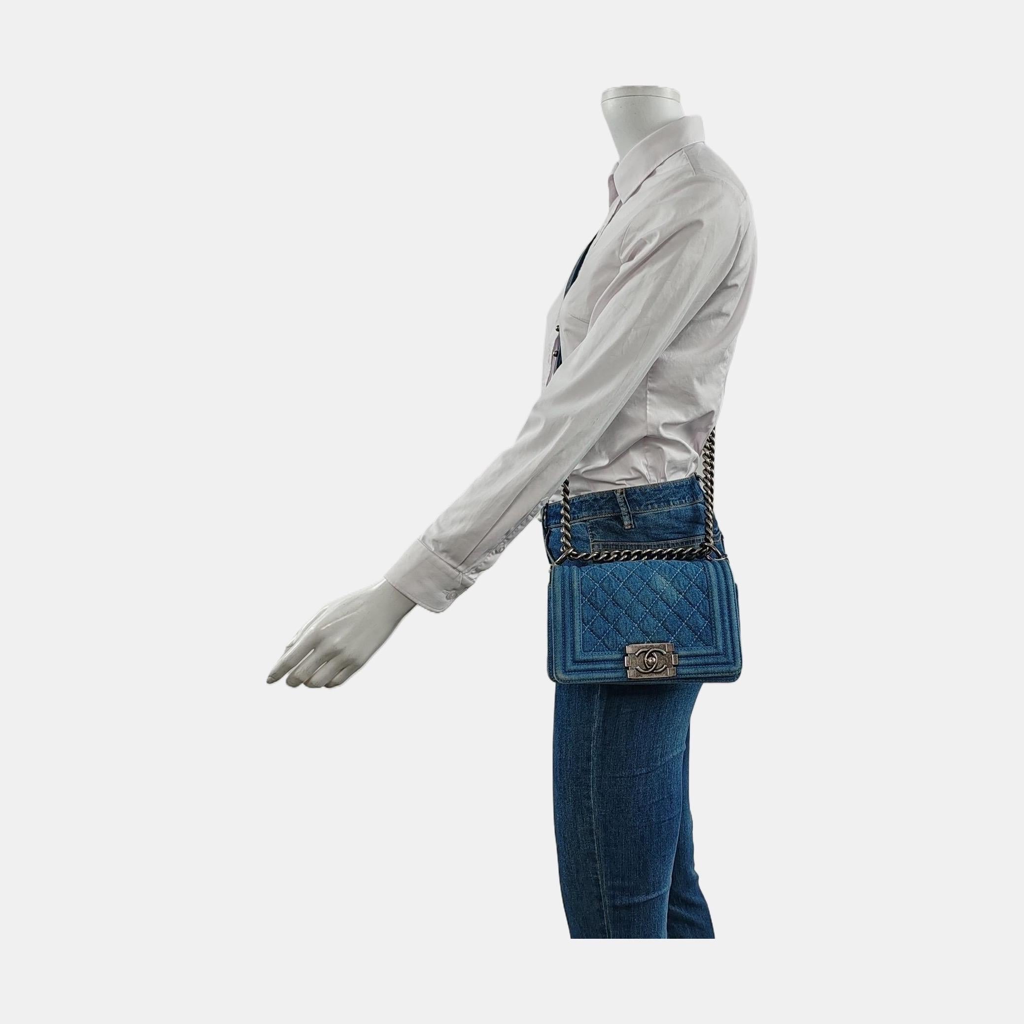 ESTADO: EXCELENTE

Este bolso de chico Chanel auténtico de segunda mano está en excelentes condiciones, con ligeros signos de uso. Esto puede incluir la decoloración del material, que da al tejido vaquero su aspecto característico. Rozaduras en