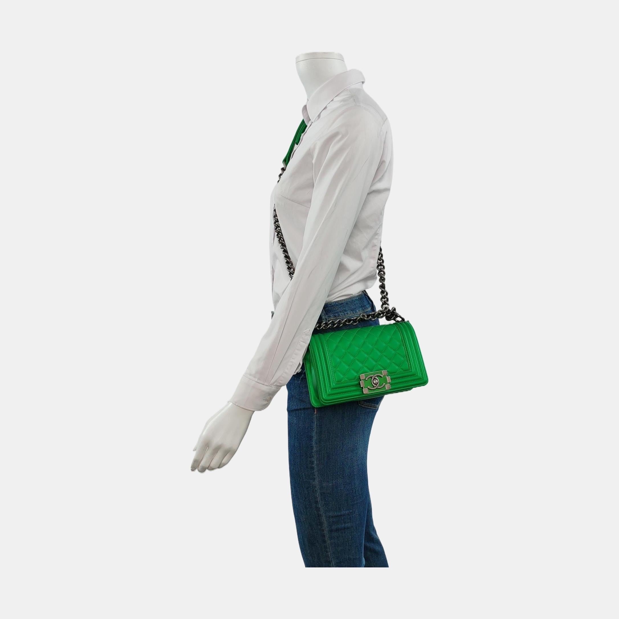 CONDITION: LIKE NEW

DETAILS

Circa 2014-2015
Chanel
Boy 
Small 
Dimensions: Width: 20cm, Height: 12.5cm, Depth 7cm
Strap length 100cm
Weight: 620g
Green
Calfskin leather
Hardware color: silver
Serial number 20