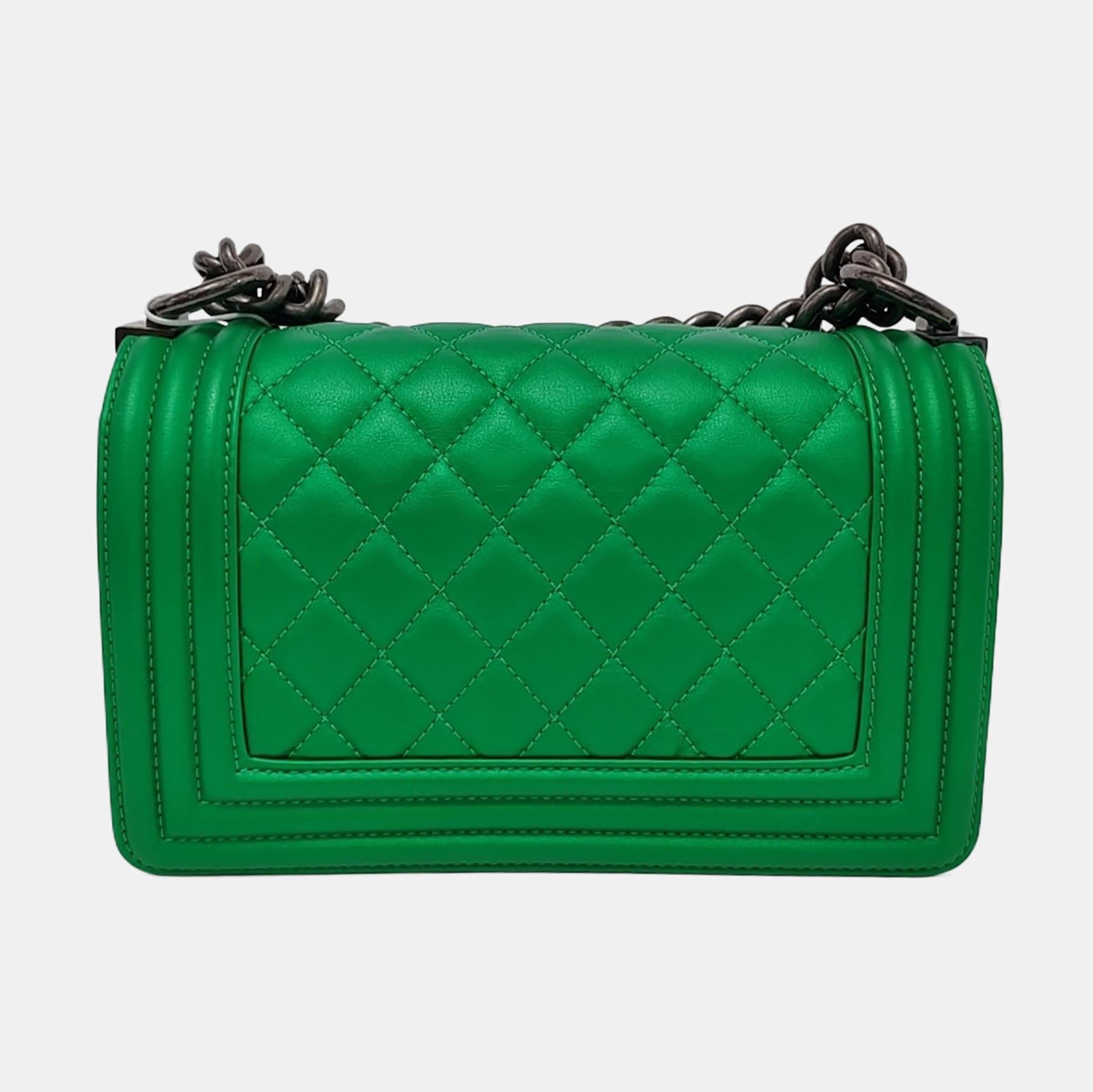 Chanel Le Boy Small Green Calfskin Leather Bag Antiqued Silver Hardware 2014-201 In Excellent Condition In AUBERVILLIERS, FR