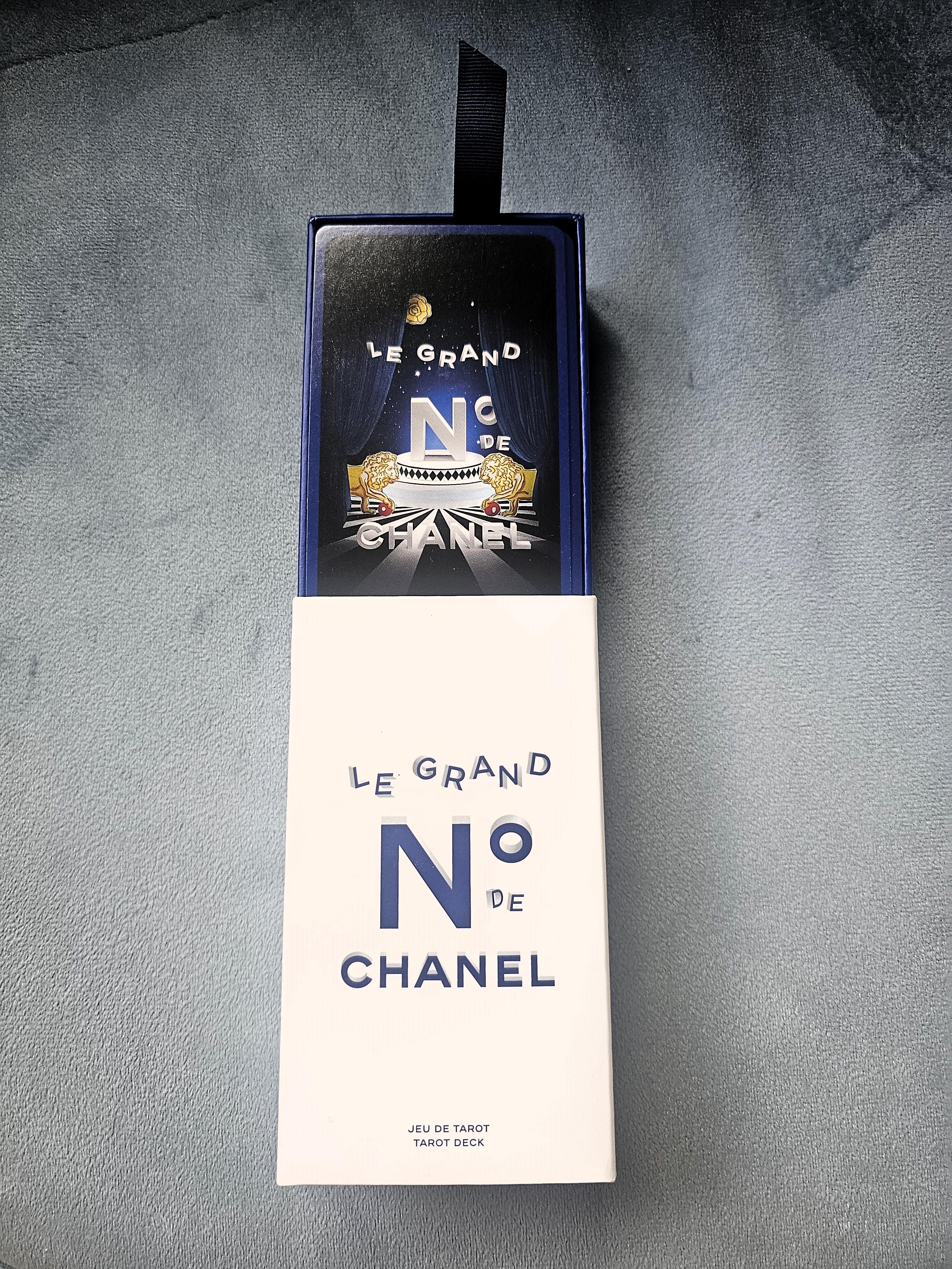 Estremamente raro! 
La mostra di Parigi: Mostra dei Tarocchi Le Grand No. de Chanel
In concomitanza con il lancio o la promozione del mazzo di tarocchi, Chanel ha organizzato una mostra speciale a Parigi, celebrando la convergenza tra moda, arte e