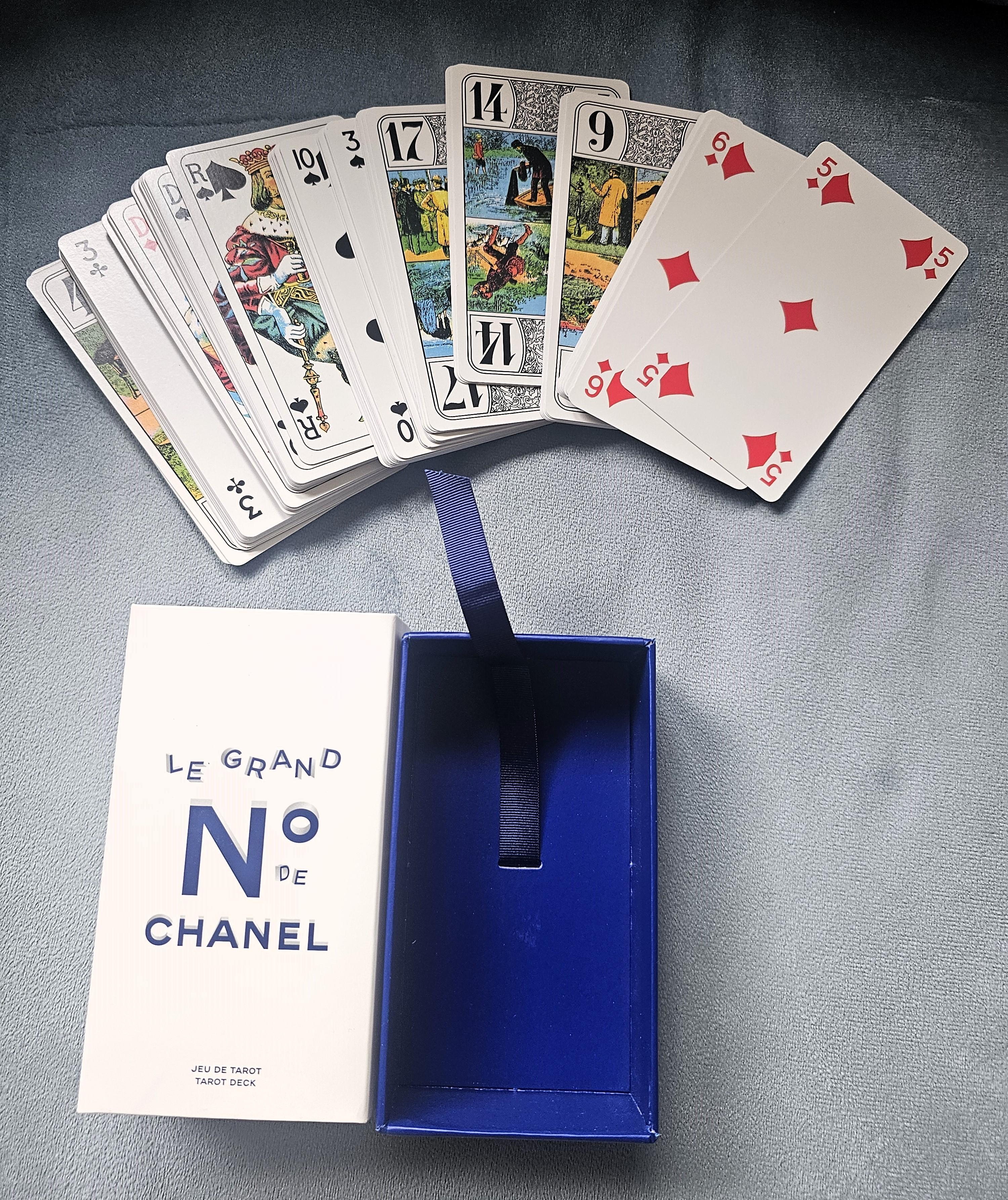 Grigio Chanel Le Grand No. de Chanel Jue de Tarot Mazzo di Tarocchi da collezione in vendita