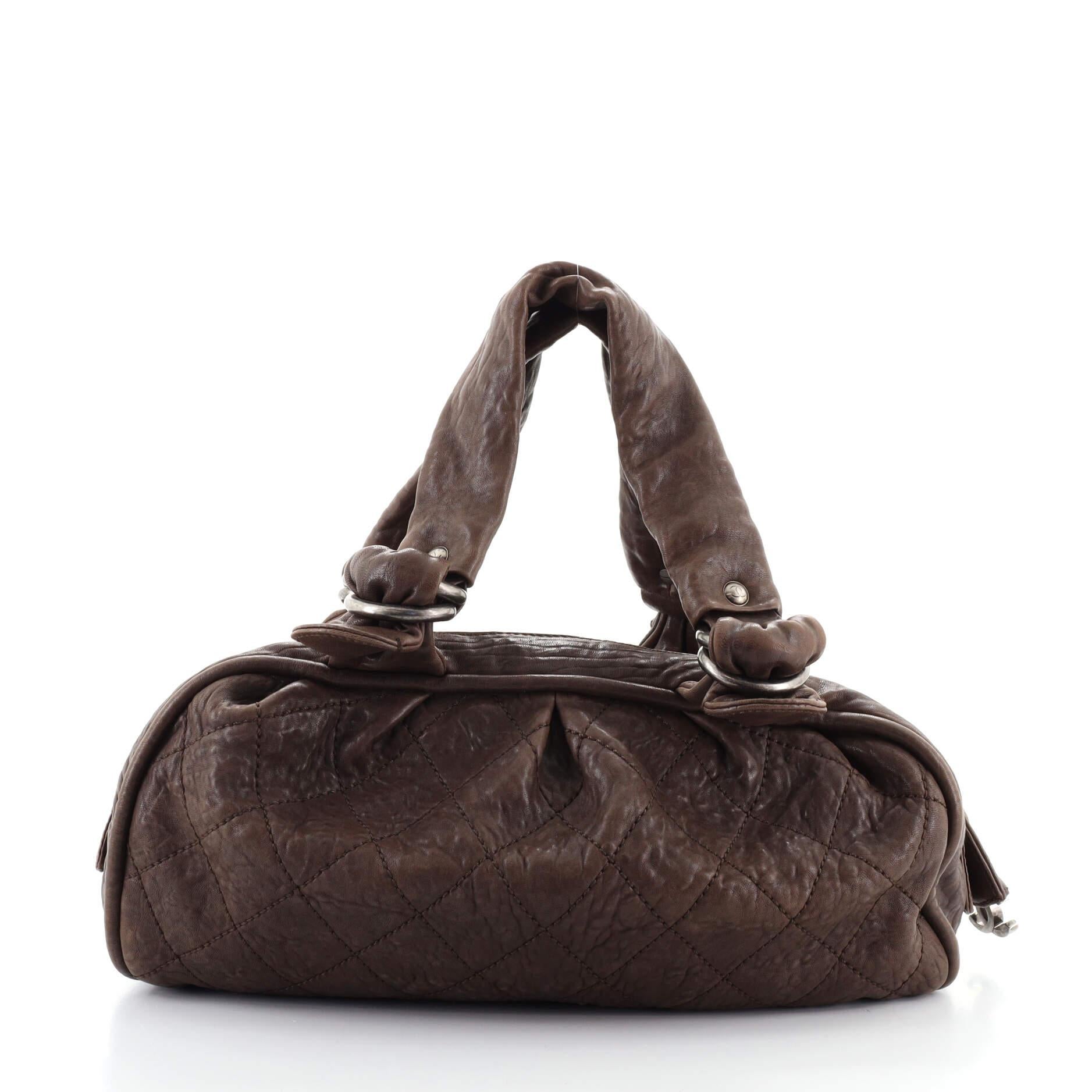 Chanel Le Marais Bowlertasche aus gestepptem Leder Medium im Zustand „Gut“ in NY, NY