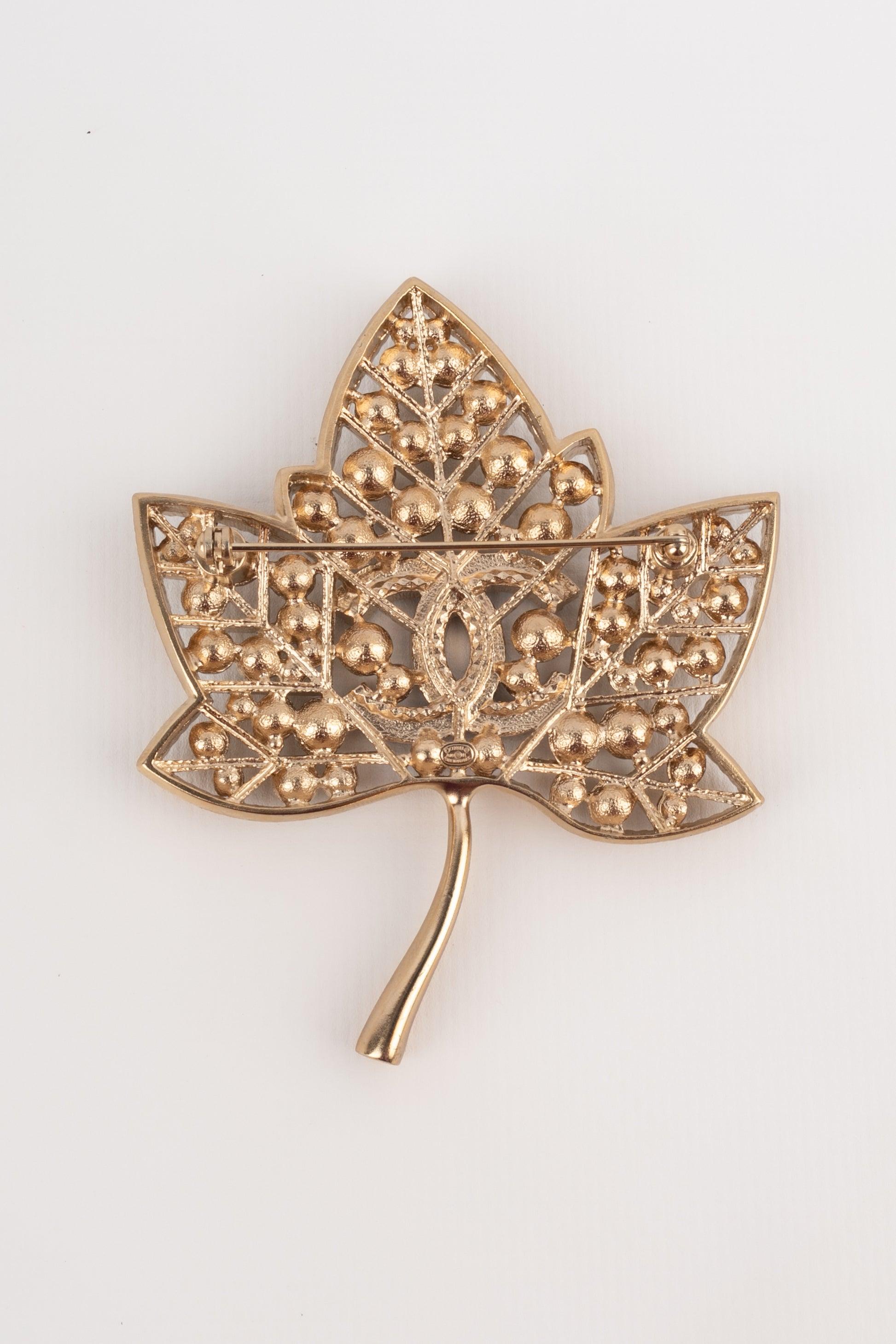 Spilla a forma di foglia di Chanel con piccole perle e strass, 2018 In condizioni ottime a SAINT-OUEN-SUR-SEINE, FR