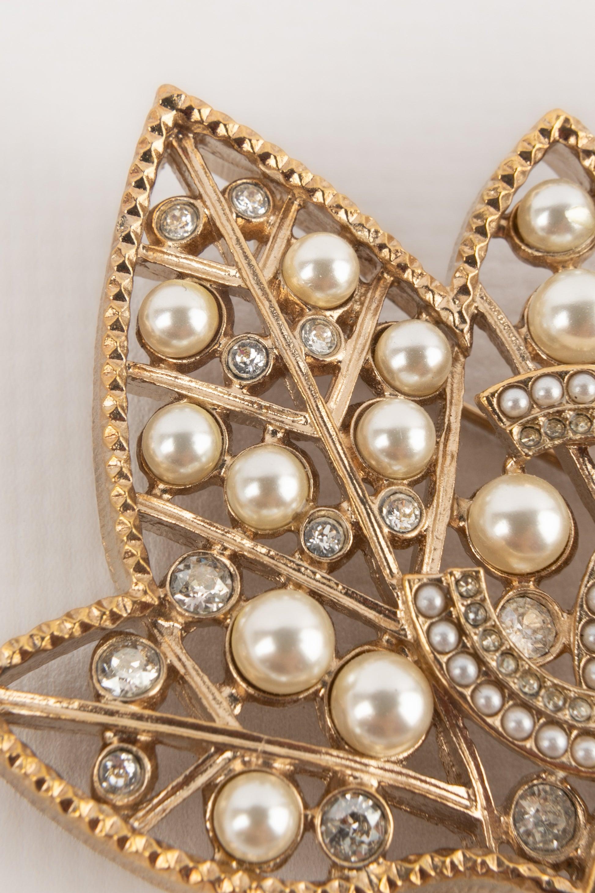 Spilla a forma di foglia di Chanel con piccole perle e strass, 2018 1