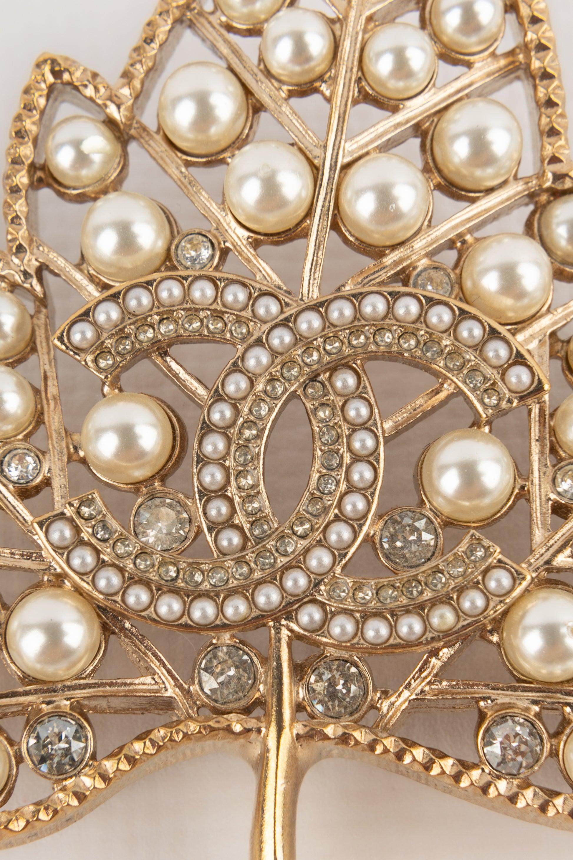 Spilla a forma di foglia di Chanel con piccole perle e strass, 2018 2
