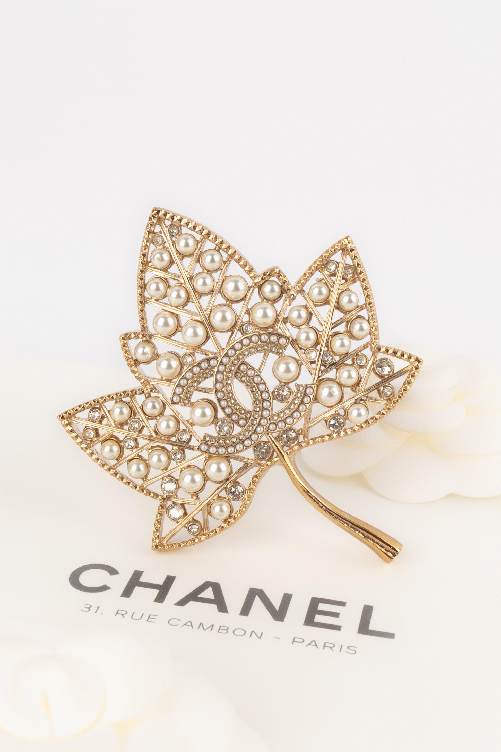 Spilla a forma di foglia di Chanel con piccole perle e strass, 2018 3