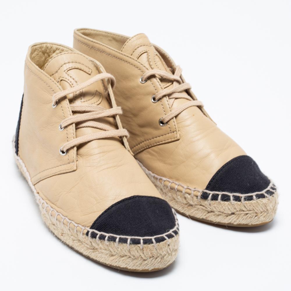 Beige Chanel Baskets espadrilles à bout haut et bout court en cuir et toile noire, taille 36