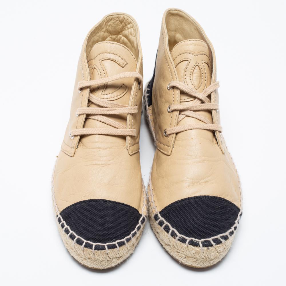 Chanel Baskets espadrilles à bout haut et bout court en cuir et toile noire, taille 36 Bon état à Dubai, Al Qouz 2