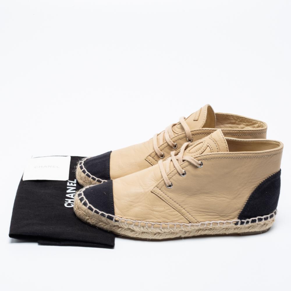 Chanel Baskets espadrilles à bout haut et bout court en cuir et toile noire, taille 36 2