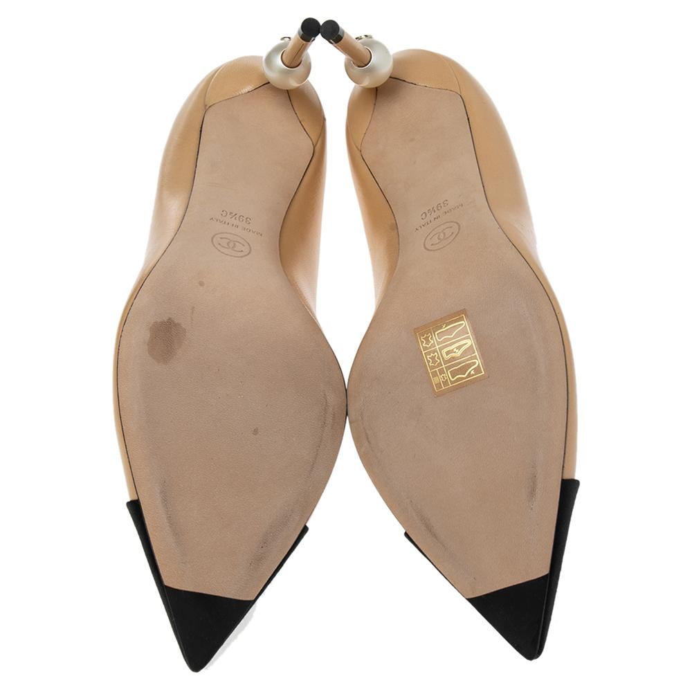 Chanel Leather And Canvas Faux Pearl Cap Toe Pointed Toe Pumps Size 39.5 In Excellent Condition In Dubai, Al Qouz 2