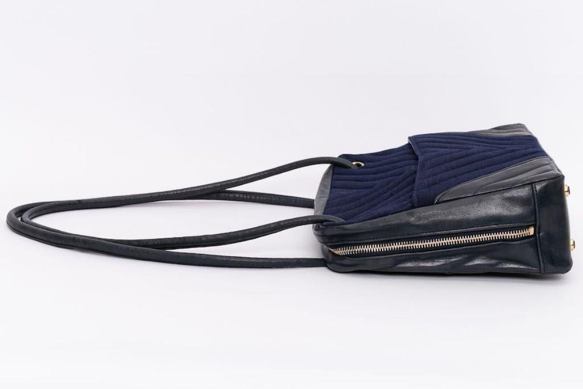 Chanel (Made in France) Tasche aus marineblauem Stoff und gestepptem Leder. Seriennummer innen. 1989/1991 Collection'S.

Zusätzliche Informationen: 
Abmessungen: Länge: 31 cm (12.2 in), Höhe: 21 cm (8.26 in), Tiefe: 8 cm (3.15 in), Handgriff: 74 cm