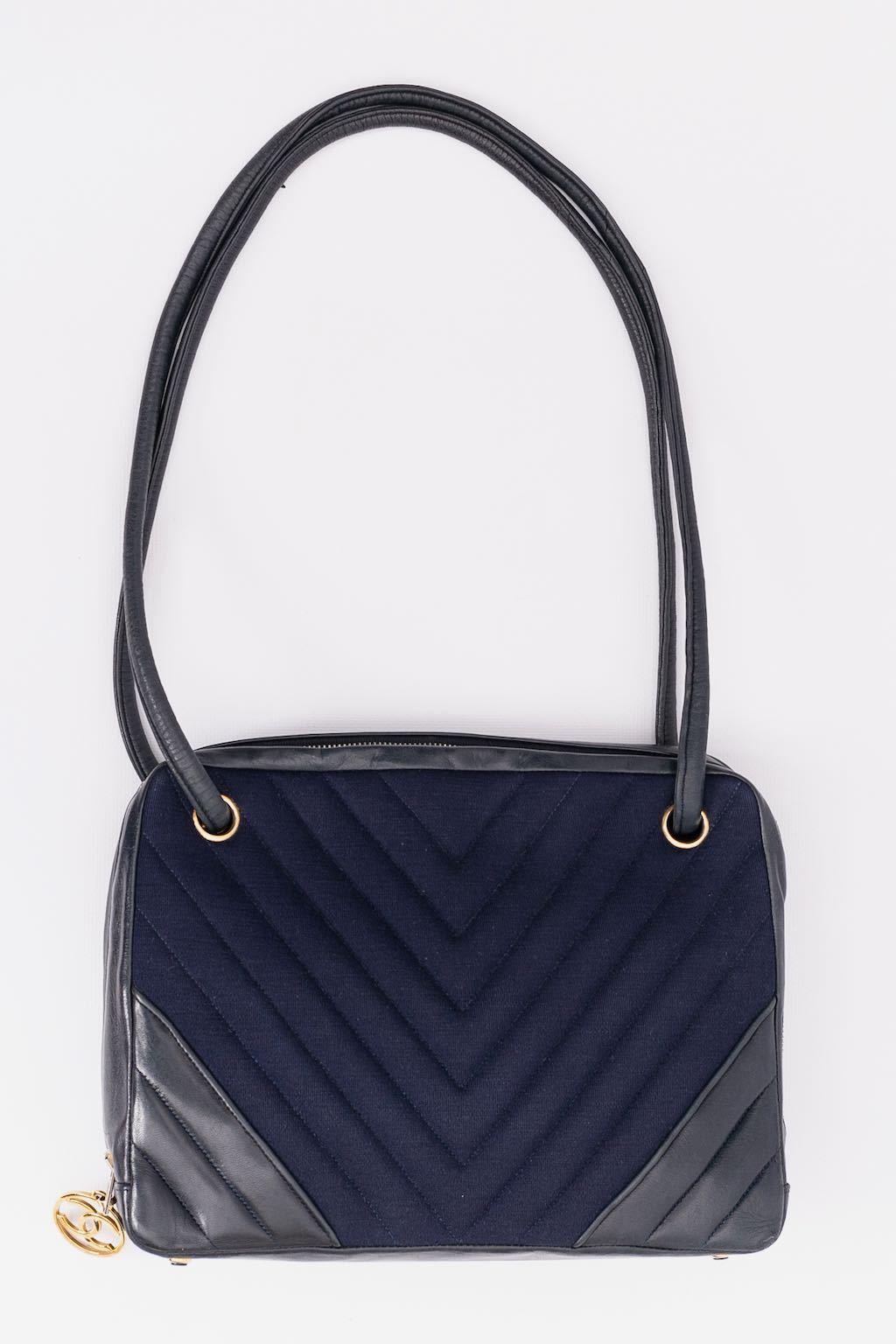 Noir Collection de sacs en cuir et tissu de Chanel, 1989/1991 en vente