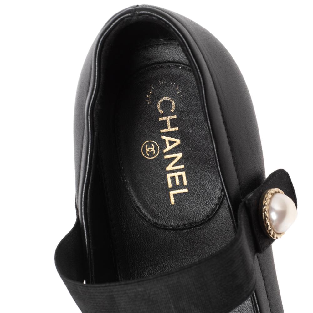 Chanel Leather And Fabric Faux Pearl Embellished Cap Toe Mary Jane Pumps Size 37 In Good Condition In Dubai, Al Qouz 2