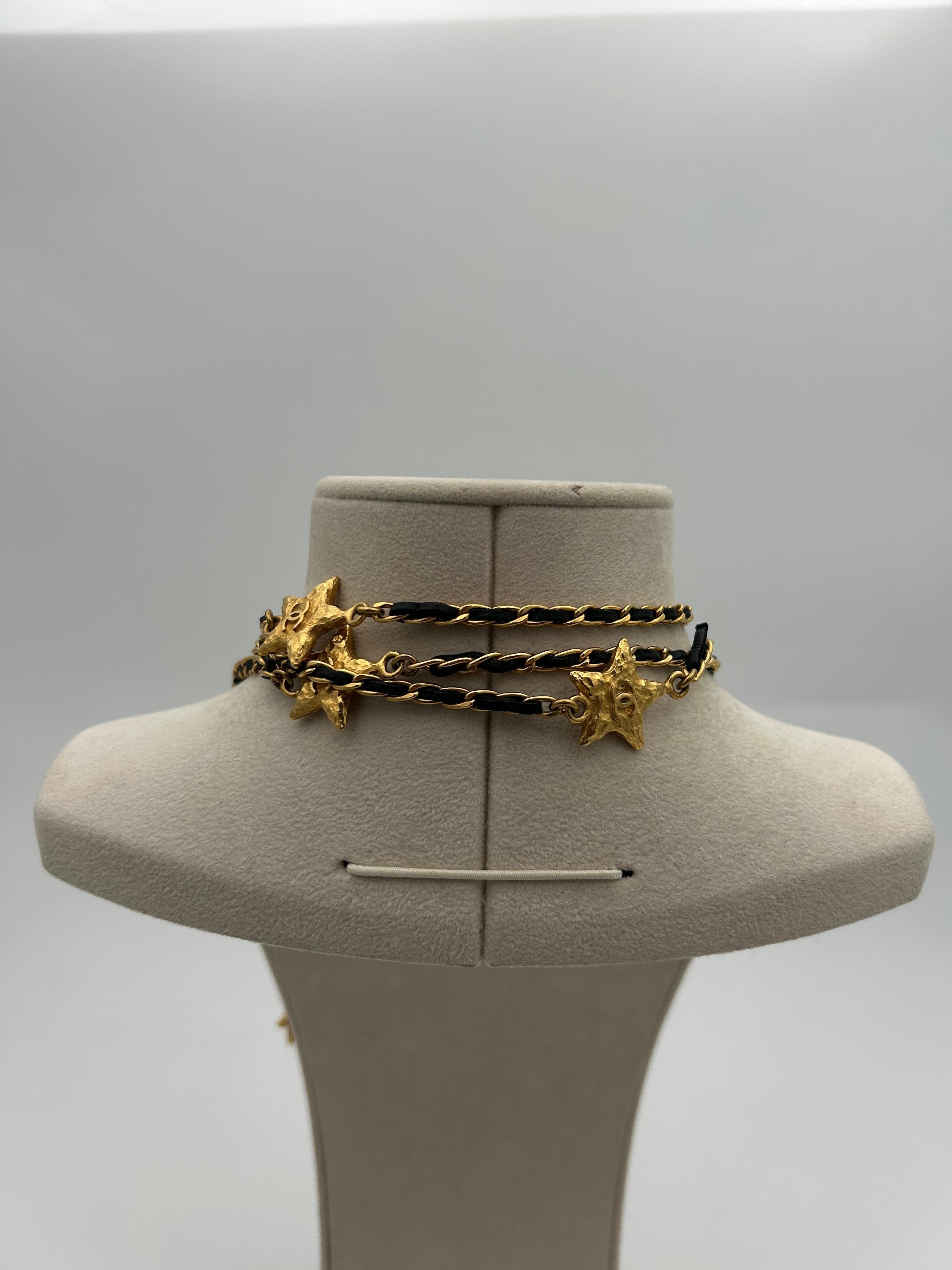 Chanel collana di stelle in pelle e catena dorata 2010 In condizioni buone in vendita a Palm Beach, FL