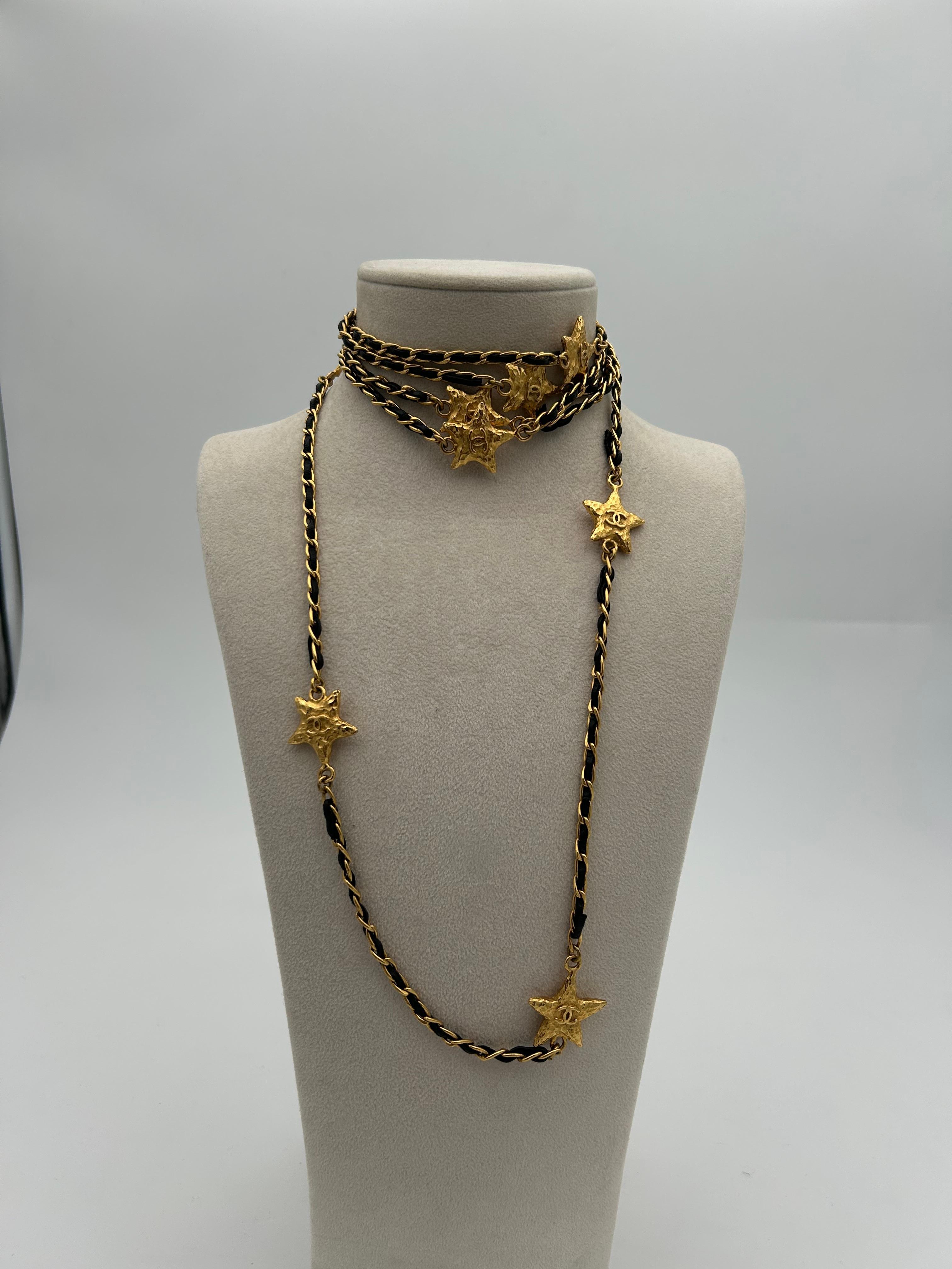 Chanel collana di stelle in pelle e catena dorata 2010 in vendita 2
