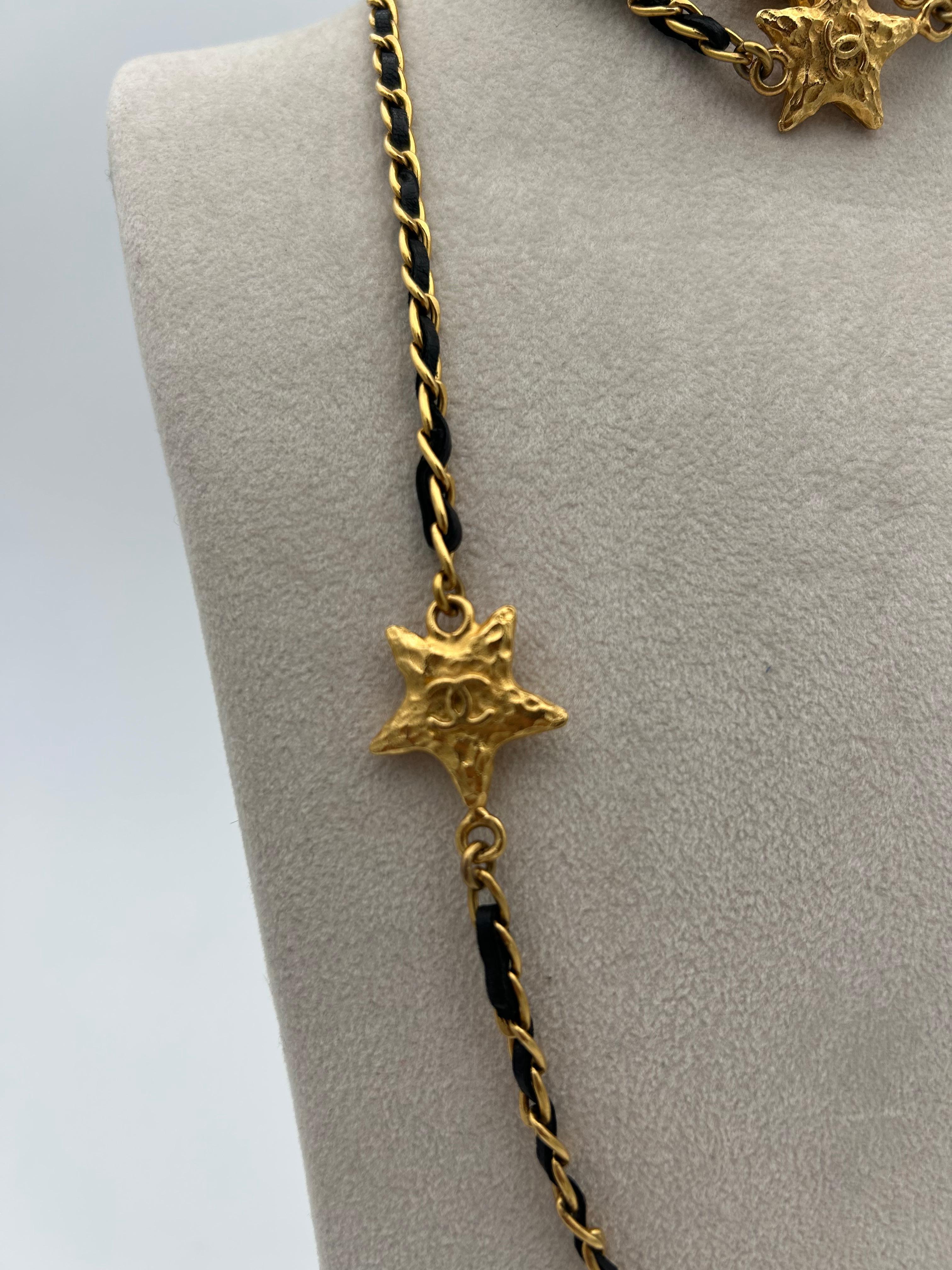 Chanel collana di stelle in pelle e catena dorata 2010 in vendita 3