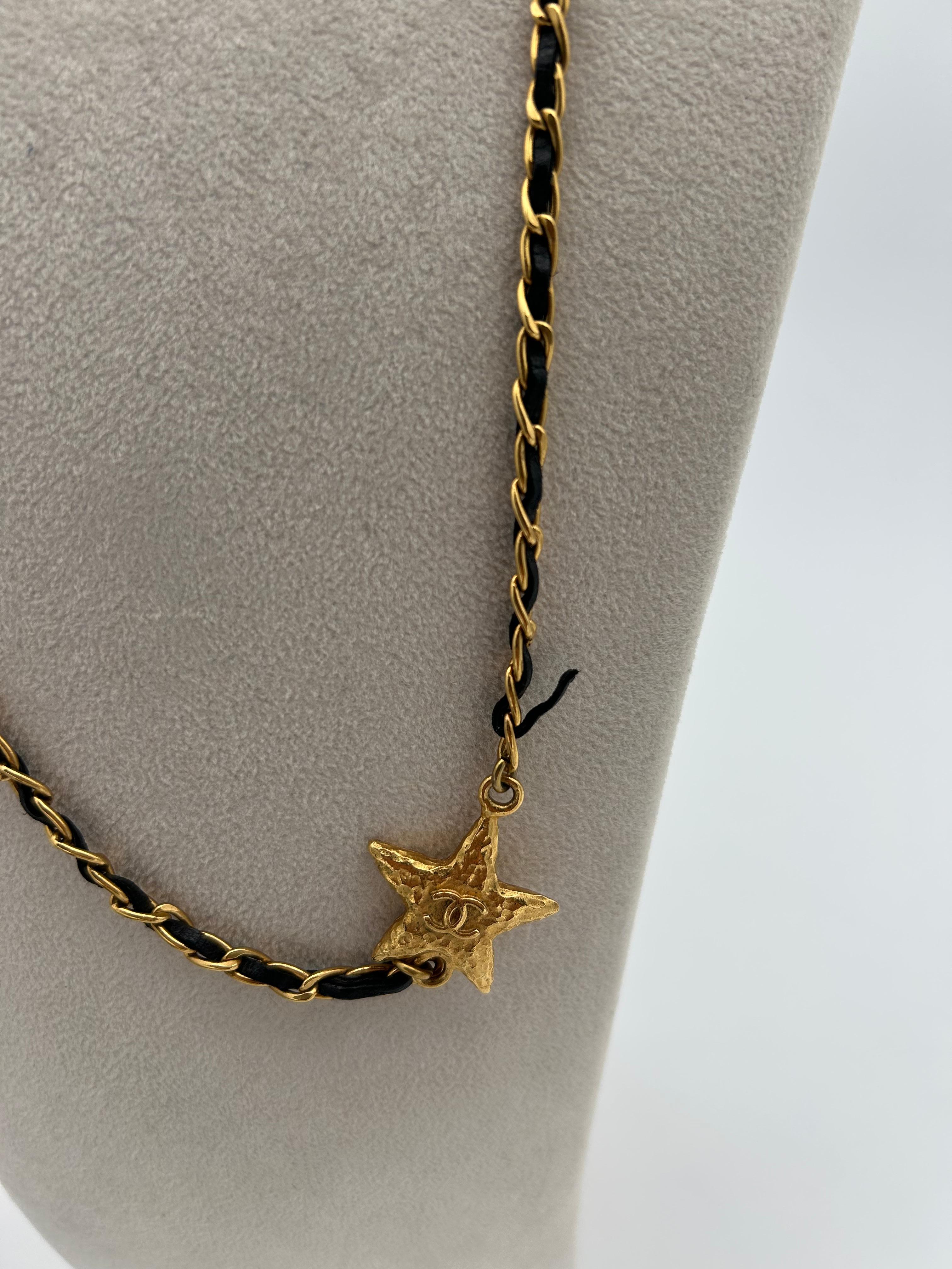Chanel collana di stelle in pelle e catena dorata 2010 in vendita 4