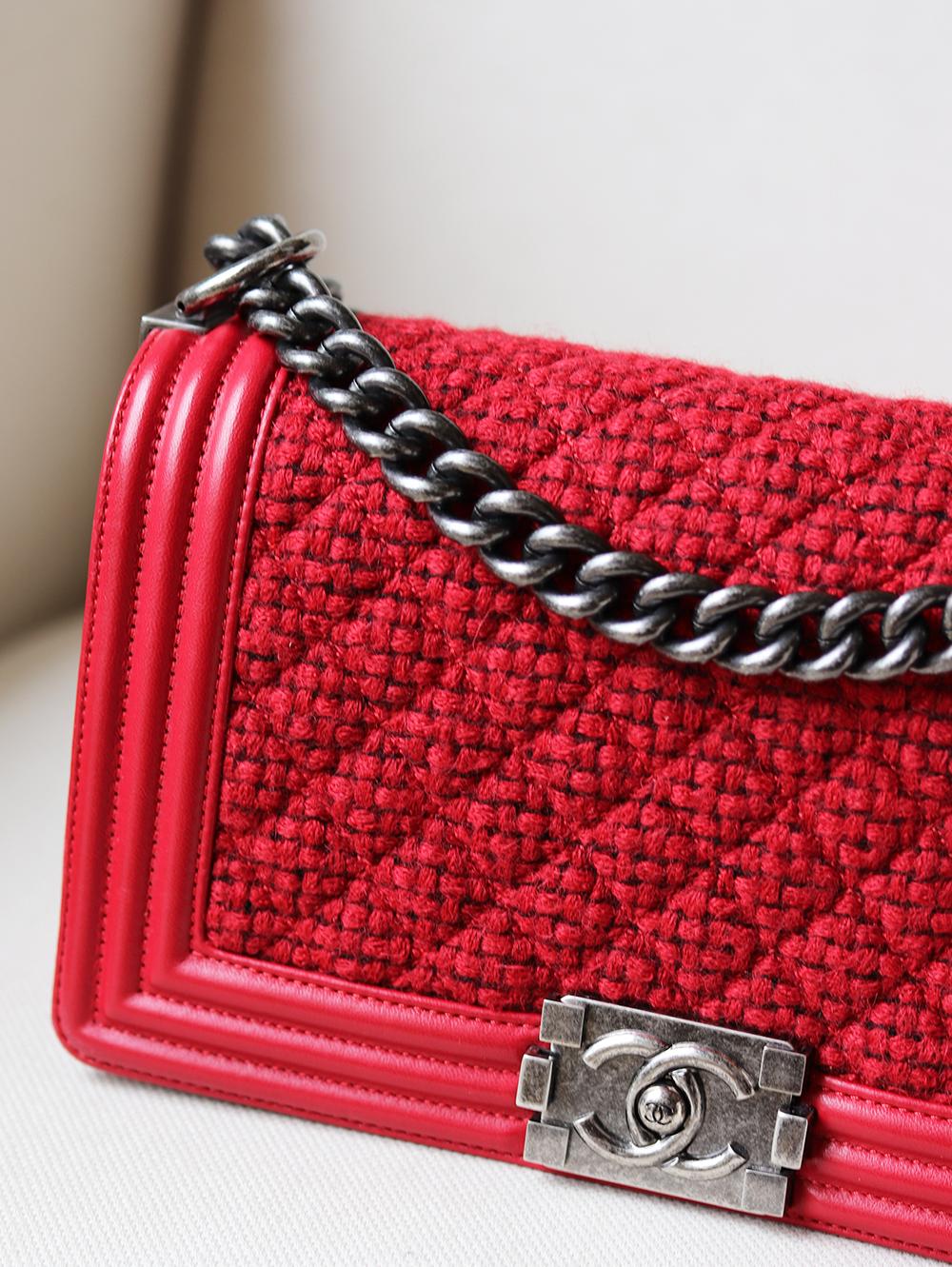 Chanel Leather and Tweed Boy Flap Bag has been hand-finished by skilled artisans in the label's workshop.
Boasting soft red lambskin-leather and textured tweed exterior, this design is accented with silver-toned and red lambskin-leather chain