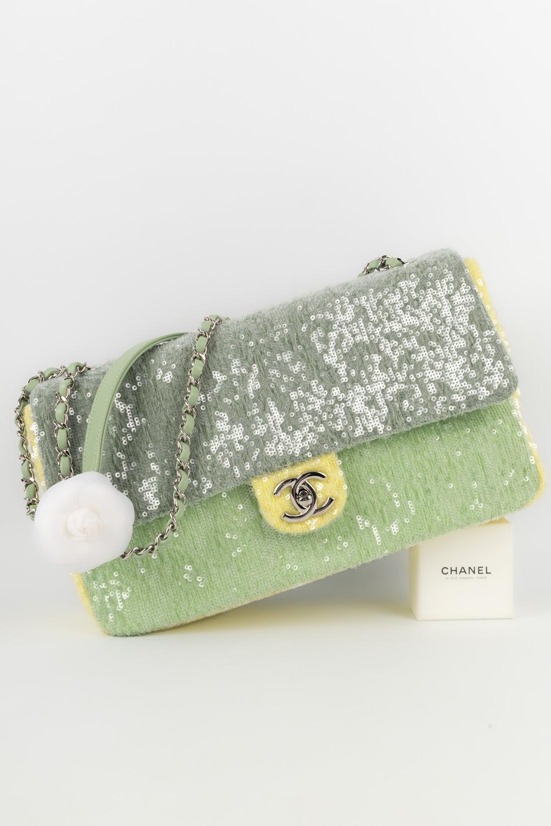 Chanel - (Made in Italy) Bolso de piel totalmente cosido con lentejuelas y con elementos metálicos plateados. Colección Primavera-Verano 2018. Se vende con su número de serie y certificado de autenticidad.

Más información:
Estado: Muy buen