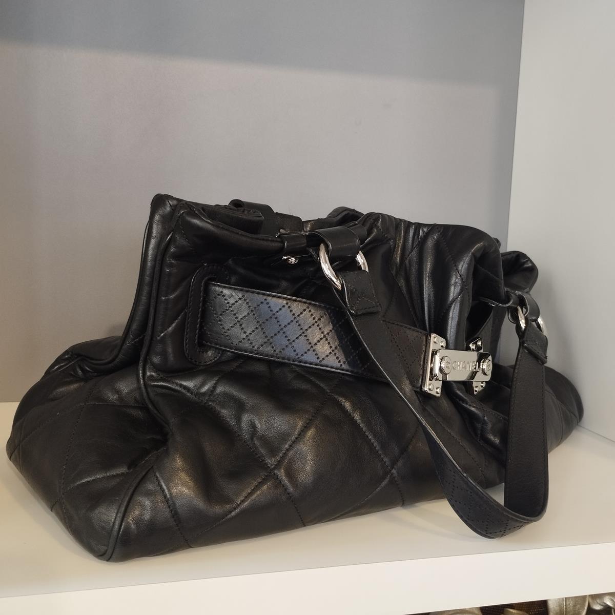 Pelle
Colore nero
Elementi metallici
Due maniglie
Tasca interna con zip e altre 2 tasche
Cm 45 x 22 x 17 (17,7 x 8,66 x 6.69 pollici)
Spedizione espressa gratuita tramite Fedex o DHL