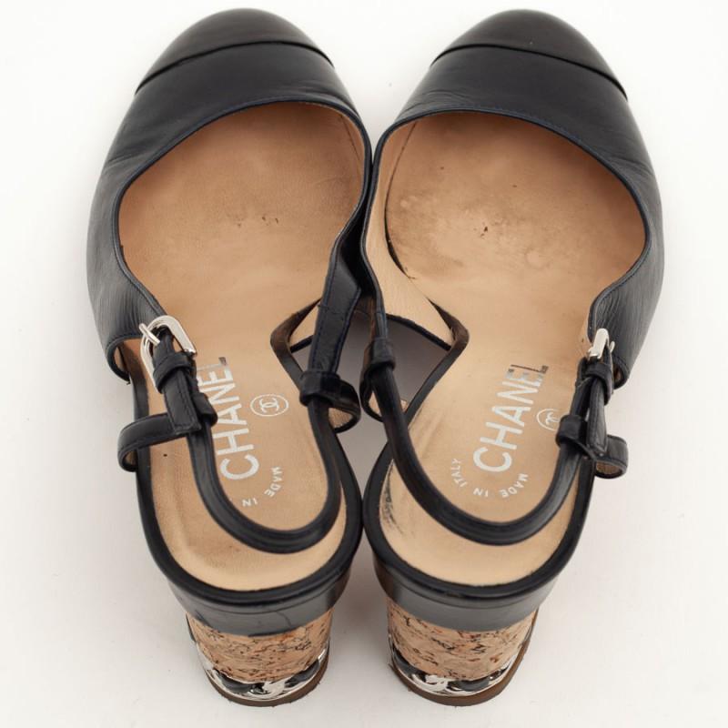A must have in your wardrobe! To wear with jeans or a pretty dress. Lovely ballerinas from Maison CHANEL in transparent and black plastic on the toe with the acronym CC. The big trend of the moment. Size 36.
Italian made. They are in very good