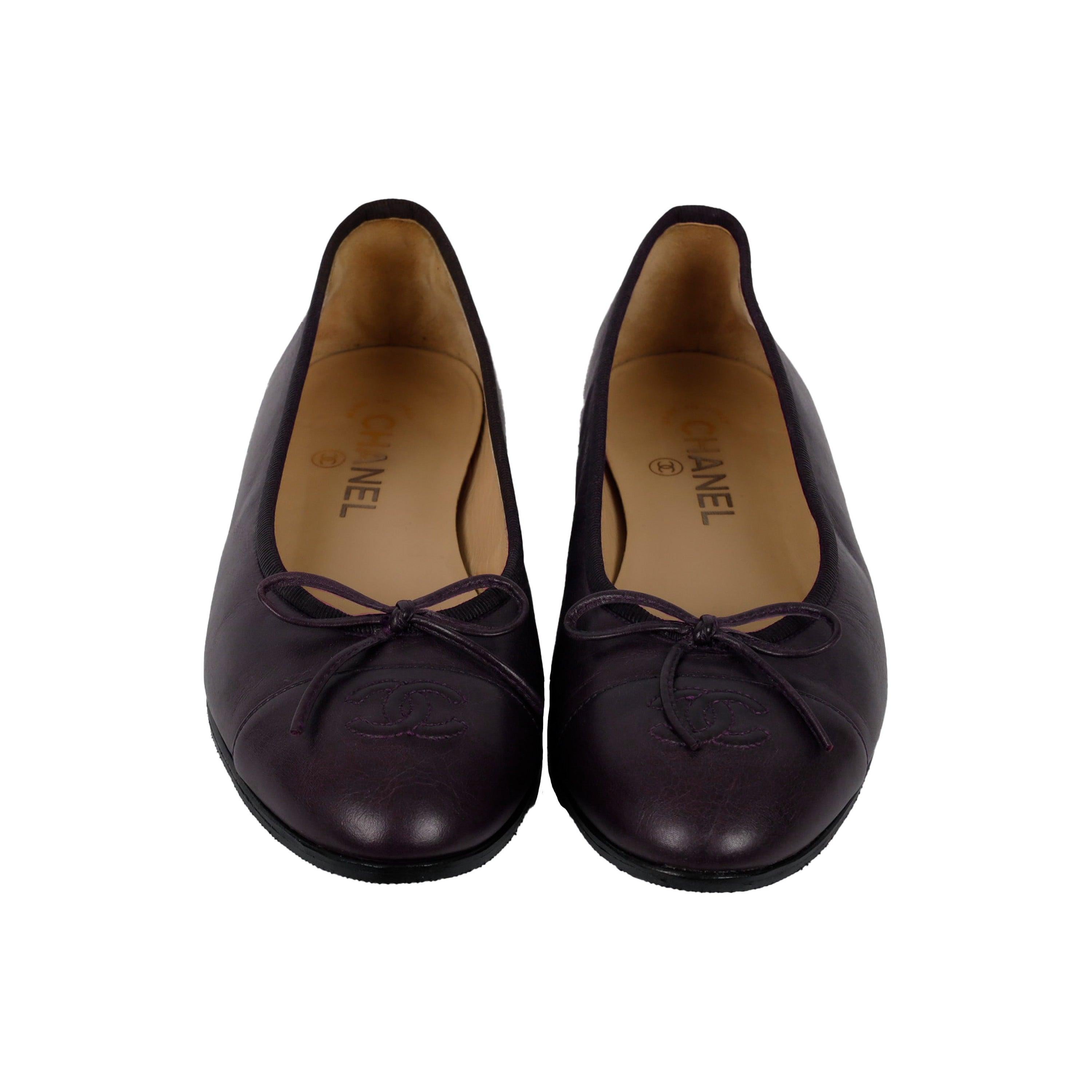 These classic Chanel Leather Ballet Flats are crafted from luxurious leather and feature a bow detailing and iconic CC logo on the cap toes. A fashion staple that adds a touch of classy elegance to any outfit.
 Inclusion: Dust bag 
 Remarks: The