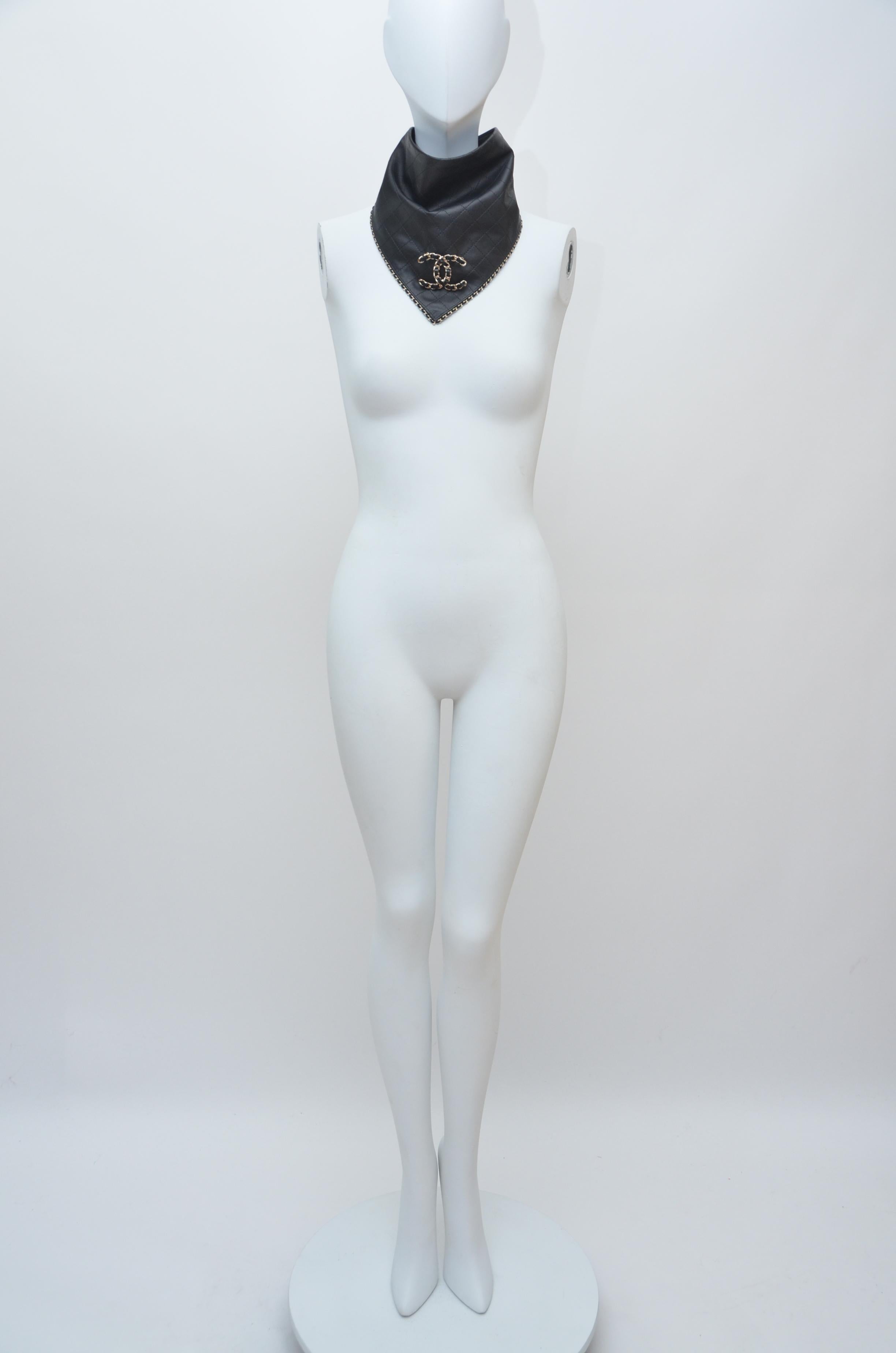 Bufanda Chanel de piel de cordero acolchada con broche extraíble
Muy buen estado, ver fotos como referencia. 
Cierre a presión con 2 opciones de tamaño.
De la última colección de Karl Lagerfeld
Venta final
