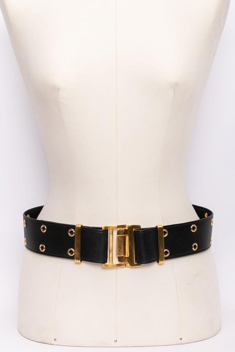 Chanel (Made in France) Leather belt decorated with eyelets and a gilded metal frame. 1996 Fall Collection. Size 75.

Additional information: 
Dimensions: Length: 76 cm (29.92