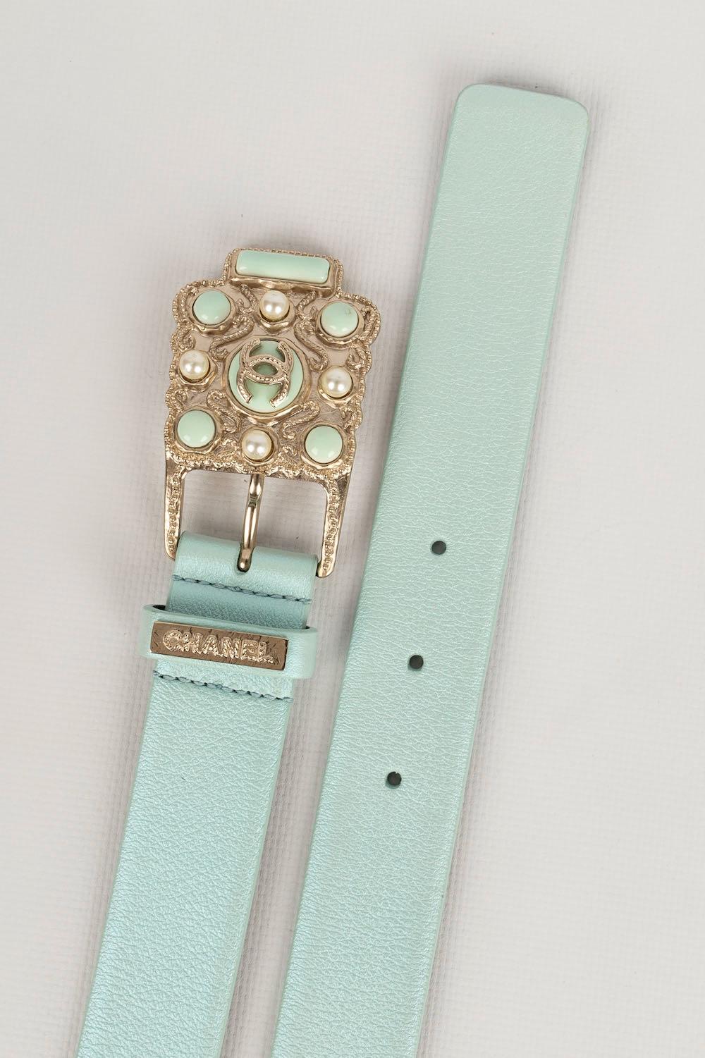 Chanel -Cintura in pelle e fibbia Jewell. Non c'è traccia di taglie o marchi, proviene da vendite private.

Condizioni:
Ottime condizioni

Dimensioni:
Lunghezza totale: 84 cm - Larghezza: 3 cm

SKU:CCB73